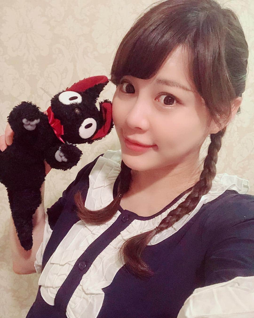 美馬怜子さんのインスタグラム写真 - (美馬怜子Instagram)「マタニティナイティは、スイートマミー❤️ コットンフリルがお気に入りです😊💞 付き添いは、ジジ😻 . #マタニティ #パジャマ #スイートマミー #可愛いパジャマに癒されてます @sweetmommyofficial #編み込みツインテール #久しぶりにヘアセット #ありがとう💓」4月10日 20時57分 - mimaryoko