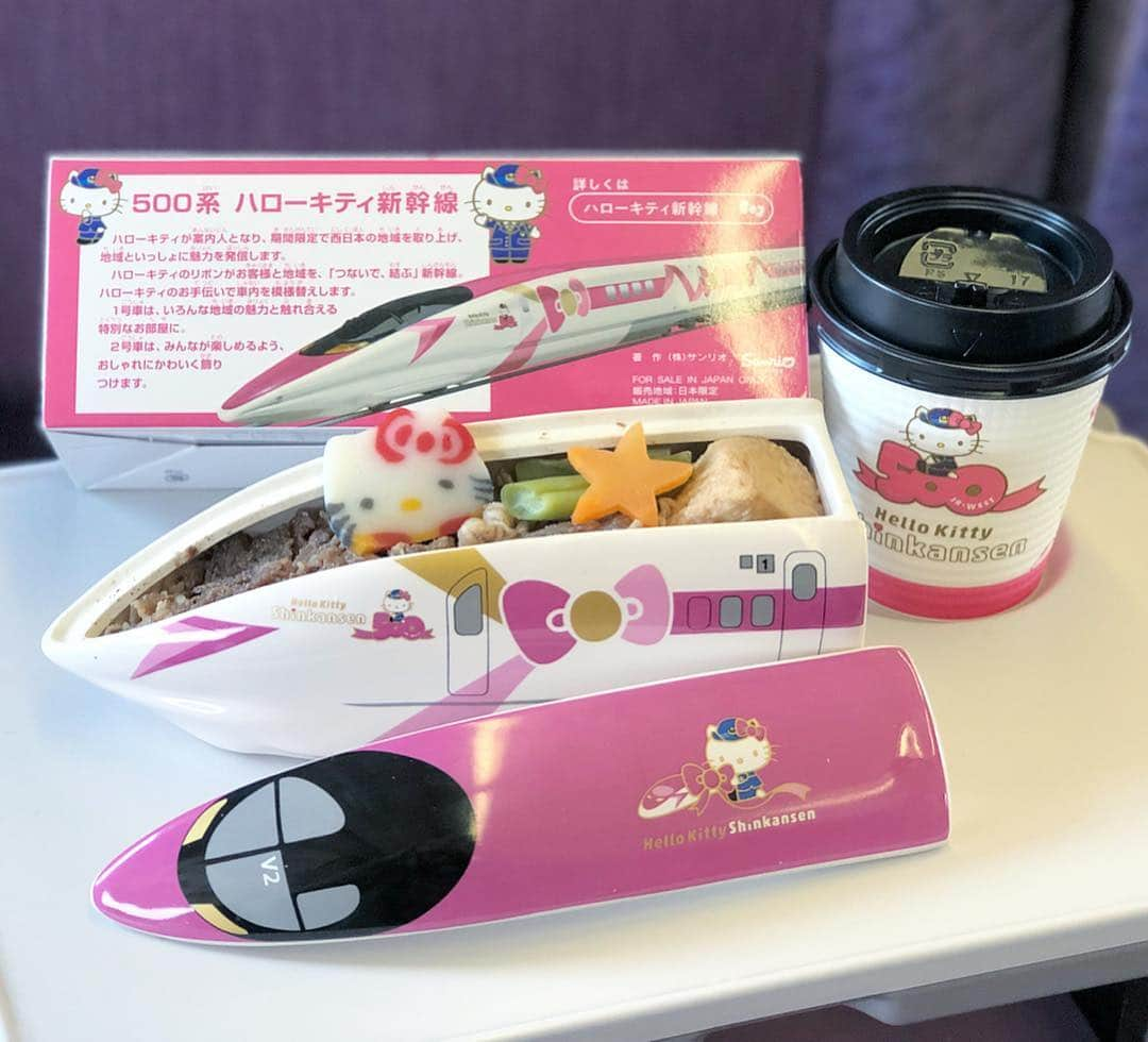 Yukaさんのインスタグラム写真 - (YukaInstagram)「ハローキティ新幹線弁当🚄 ¥1500 * 新大阪駅の弁当屋さんで見て思わず叫んだ可愛いキティちゃんの新幹線お弁当笑 こないだ投稿した子供向け新幹線弁当と違って、今回は高級感ある陶器だった😍 中身はキティちゃんの蒲鉾、星型にんじん、揚げ豆腐、こんにゃくとかのいっぱい入ってて、すき焼き風の弁当だった🍱 しかも、可愛いだけじゃなくて、めちゃくちゃ美味しかった！ ちなみに、新大阪駅の「駅弁 にぎわい」っていうお店で買ったんだけど、すぐに売り切れるらしいから、買うなら早めに行ってね！ * * 今天一樣來介紹kitty的新幹線便當 跟前幾天分享的兒童版便當不一樣，這次是走高級路線，材質是陶瓷的！ 我跟媽媽在新大阪車站內的便當店看到時一起叫出來 相較之下，這款陶瓷製的也不過¥1500，比起兒童版¥1250划算很多 這款是壽喜燒風牛肉便當，裡面有豆腐，蒟蒻、紅蘿蔔和kitty魚板等🍥 雖然新幹線造型讓整個便當在食用上非常不方便😂（我想大口扒飯啊啊啊） 量一樣不多，但非常好吃！可以一個人吃兩個那種好吃！ 然後，這款便當的購買地點是在新大阪站，一間叫做「駅弁 にぎわい」(ekiben nigiwai)的便當店買的，不確定是不是只有kitty新幹線有運行的時候才有販售 因為之後有一次早上經過想再看看有什麼便當，完全沒有這款的蹤跡 但這種卡通造型的便當都很快售完，所以想購買的話還是早點去比較保險 * * #yukajapanfood#yukajapandaily#yukajapantravel#nagoya#toukyo#shinkansen#shinkansentrain#shinkansenbento#bento#popdaily#popjapan#hellokittyshinkansen#sanrio#ハローキティ#新幹線#ハローキティ新幹線弁当#500系ハローキティ新幹線弁当#駅弁屋#駅弁#駅弁にぎわい#新大阪#新大阪#サンリオ#オススメ#インスタ映え#陶器#キティちゃん#お弁当#500系新幹線#500系ハローキティ新幹線」4月10日 21時08分 - loveyuka06