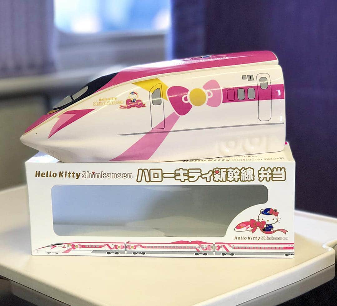 Yukaさんのインスタグラム写真 - (YukaInstagram)「ハローキティ新幹線弁当🚄 ¥1500 * 新大阪駅の弁当屋さんで見て思わず叫んだ可愛いキティちゃんの新幹線お弁当笑 こないだ投稿した子供向け新幹線弁当と違って、今回は高級感ある陶器だった😍 中身はキティちゃんの蒲鉾、星型にんじん、揚げ豆腐、こんにゃくとかのいっぱい入ってて、すき焼き風の弁当だった🍱 しかも、可愛いだけじゃなくて、めちゃくちゃ美味しかった！ ちなみに、新大阪駅の「駅弁 にぎわい」っていうお店で買ったんだけど、すぐに売り切れるらしいから、買うなら早めに行ってね！ * * 今天一樣來介紹kitty的新幹線便當 跟前幾天分享的兒童版便當不一樣，這次是走高級路線，材質是陶瓷的！ 我跟媽媽在新大阪車站內的便當店看到時一起叫出來 相較之下，這款陶瓷製的也不過¥1500，比起兒童版¥1250划算很多 這款是壽喜燒風牛肉便當，裡面有豆腐，蒟蒻、紅蘿蔔和kitty魚板等🍥 雖然新幹線造型讓整個便當在食用上非常不方便😂（我想大口扒飯啊啊啊） 量一樣不多，但非常好吃！可以一個人吃兩個那種好吃！ 然後，這款便當的購買地點是在新大阪站，一間叫做「駅弁 にぎわい」(ekiben nigiwai)的便當店買的，不確定是不是只有kitty新幹線有運行的時候才有販售 因為之後有一次早上經過想再看看有什麼便當，完全沒有這款的蹤跡 但這種卡通造型的便當都很快售完，所以想購買的話還是早點去比較保險 * * #yukajapanfood#yukajapandaily#yukajapantravel#nagoya#toukyo#shinkansen#shinkansentrain#shinkansenbento#bento#popdaily#popjapan#hellokittyshinkansen#sanrio#ハローキティ#新幹線#ハローキティ新幹線弁当#500系ハローキティ新幹線弁当#駅弁屋#駅弁#駅弁にぎわい#新大阪#新大阪#サンリオ#オススメ#インスタ映え#陶器#キティちゃん#お弁当#500系新幹線#500系ハローキティ新幹線」4月10日 21時08分 - loveyuka06