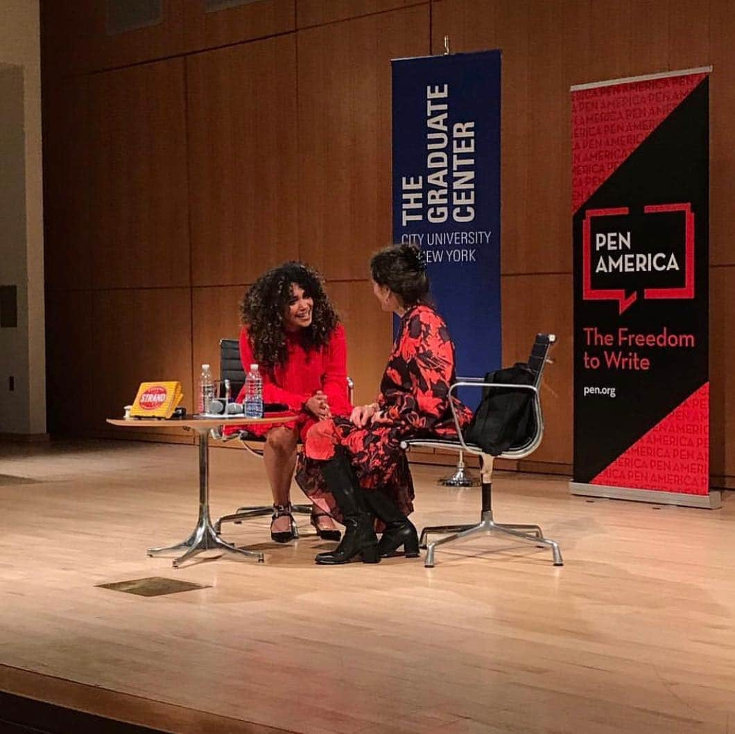 Valentinoさんのインスタグラム写真 - (ValentinoInstagram)「#StrandXValentino: Two leading thinkers in the Latinx literary community, Elizabeth Acevedo (@acevedowrites) and #JuliaAlvarez, sat for a discussion on writing and community. Photo credit: @acevedowrites」4月10日 20時59分 - maisonvalentino