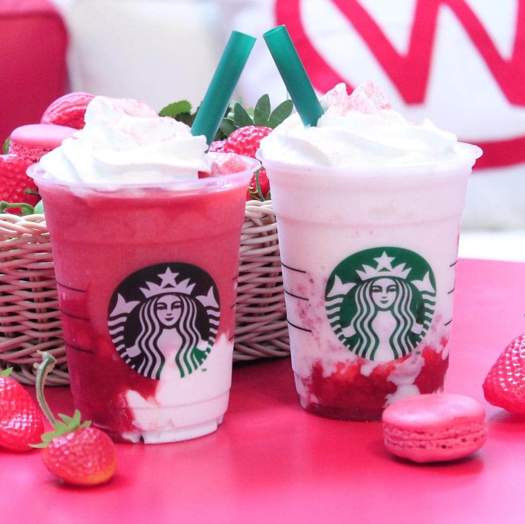 UWASAさんのインスタグラム写真 - (UWASAInstagram)「.⠀ 【取材レポート】⠀⠀⠀⠀⠀ 2019年4月11日、スターバックスから「#STRAWBERRYVERYMUCHFRAPPUCCINO(#ストロベリーベリーマッチフラペチーノ)」が新発売🎉✨ 昨年登場した際には、人気爆発、完売続出だった「ストロベリーベリーマッチフラペチーノ」が今年は“ふたごのイチゴ”となって再登場🍓🍓 「RED」と「WHITE」の2種類を楽しむことができます🌈 スタバ至上最高のイチゴすぎるイチゴ感を楽しめる「ストロベリーベリーマッチフラペチーノ レッド」、イチゴとホワイトモカシロップのこっくりとした味わいが楽しめる“スイーツ的ドリンク”「ストロベリーベリーマッチフラペチーノ ホワイト」…あなたはどちらを選ぶ？😆💗 そして、2019年4月11日〜13日の期間限定で、ミッドタウン東京内コートヤードに「スターバックス コーヒー イチゴのふたご店」もオープン🎊🌟 キュートな撮影スポットも登場するのでこちらもお見逃しなく📸❤️ ＊⠀⠀ STARBUCKS☞(@starbucks_j)⠀⠀ ＊⠀⠀ UWASA編集部取材 ＊⠀⠀ <<✏️=========================>>⠀⠀ グルメに関する素敵なお写真を⠀⠀ 厳選してご紹介しています📷🌈⠀⠀ 【 @uwasa_gourmet 】 or 【 #uwasa 】⠀⠀ をタグ付けであなたの投稿が⠀⠀ Instagramや記事で紹介されちゃうかも👀🎉⠀⠀ 皆さんの素敵なご投稿お待ちしています🌸⠀⠀⠀⠀⠀ <<=========================🔍>>⠀⠀ ＊⠀⠀ #starbucks #starbuckscoffee #starbucksjapan #スターバックス #スタバ #ストロベリーベリーマッチフラペチーノ﻿ #STRAWBERRYVERYMUCHFRAPPUCCINO﻿ #イチゴのふたご店 #スタバ新作 #カフェ #cafe #カフェ部 #イチゴ #いちご #カフェスタグラム #スタバカスタム #カフェ活 #スタバラ部 #strawberry #美味しい #苺 #カフェ部 #ストロベリーボンボン #スタバ中毒 #かわいい #おしゃれカフェ #カフェ巡り #カフェ散歩」4月10日 21時01分 - joshime_gourmet