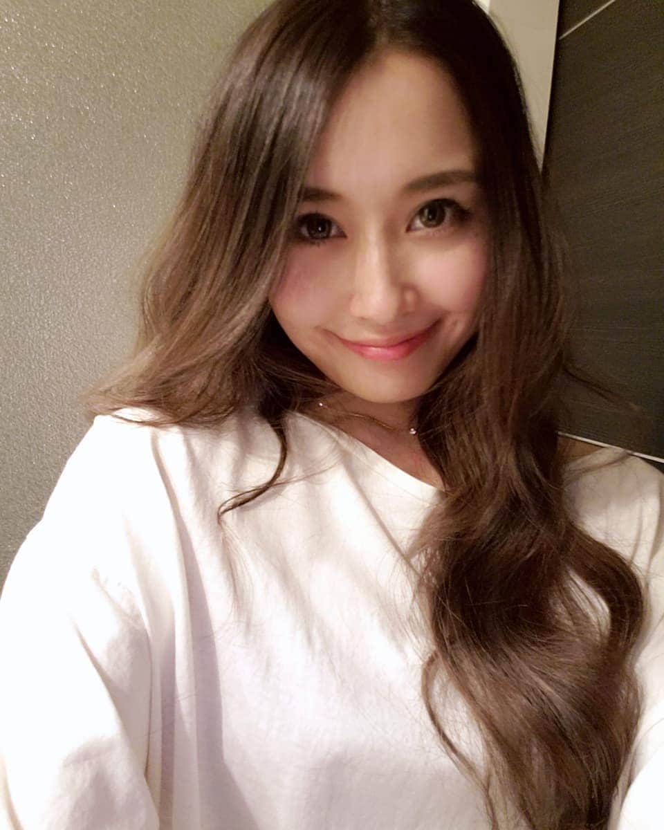 向山志穂のインスタグラム：「New color 🌸🌸🌸 @tatsunori.7のグラデーションカラー👌 透明感のあるカラーに仕上げてもらいました✨ カットは@yukke0812 さん 二人のスペシャルタッグでやっていただきました✴😆 ありがとうございました✨」