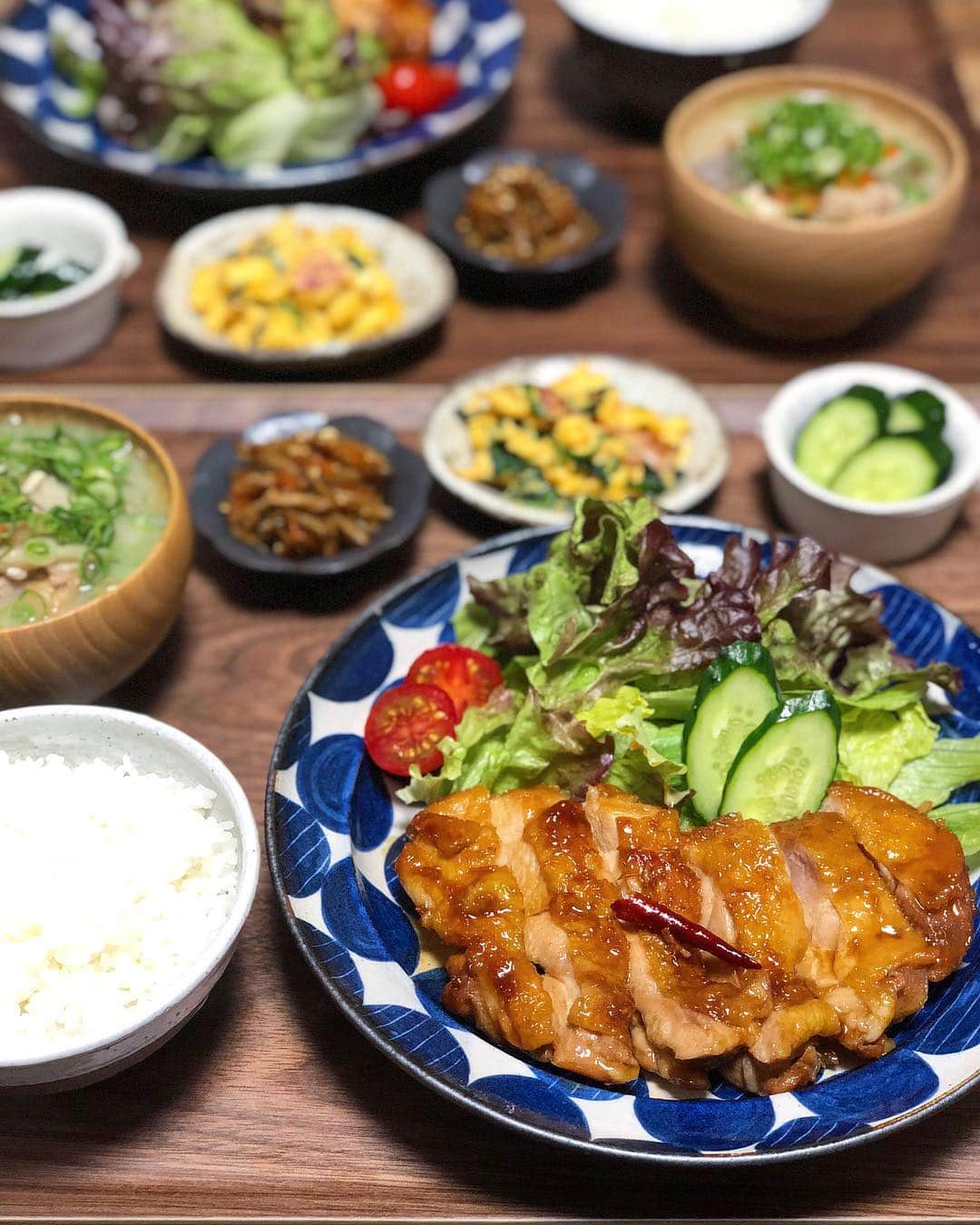 chaako ちゃあこのインスタグラム：「2019.4.10 * * 今日の晩御飯٩(๑❛ᴗ❛๑)۶ * ＊ピリ辛照り焼きチキン ＊生野菜 ＊ほうれん草とベーコンのふわふわ卵炒め ＊きんぴらごぼう ＊胡瓜の浅漬け ＊豚汁 ＊白米 * でした(๑´ڡ`๑) * 今日はピリ辛の照り焼きチキン。 昨日、マツコの番組で唐揚げ見たから、唐揚げもいいなーって思ったけど、面倒になって辞めました(￣m￣*) * 鷹の爪を2本入れて作った照り焼きチキン。 あと1本入れても良かったかな(* ॑꒳ ॑*) * * * GW、何しよう… 福岡にはいつ帰ろうかな… どこ行こうかな… 皆は何するんだろう… 10日も連休があると嬉しいけど大変ですね( ꒪⌓꒪) * * *」