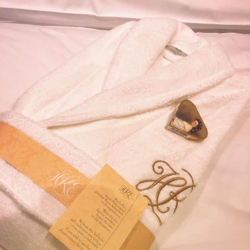 朝日放送「朝だ！生です旅サラダ」さんのインスタグラム写真 - (朝日放送「朝だ！生です旅サラダ」Instagram)「@fuhinami_official ウィーンの街の伝統的なホテル✨✨✨ あの有名な #モーツァルト や #ベートベン もここを訪れたそうです！！！ 歴史あるホテル、やはり重厚感が違いました✨✨✨ 私の憧れ、天蓋付きベッドに大興奮っ！ ふかふかのバスローブや、サービスのチョコレートなども置いてあって、とっても #リッチな気分 になりました😌❤️ お部屋の中以外もリッチな感じで、、 お食事するところには、「エリザベート」で有名なシシィやフランツの肖像画などが飾られてあったりして、わくわくしました！ _ #ホテルカイザリンエリザベート #Hotel Kaiserin Elisabeht #伝統的 #ホテル #憧れの #天蓋付きベッド #エリザベート #シシィ #フランツ #ウィーン #Vienna #オーストリア #Austria _ #ABCテレビ #朝日放送テレビ #朝だ生です旅サラダ #旅サラダ #旅サラダガールズ #妃海風 #タカラジェンヌ #宝塚歌劇団 #元宝塚 #海外 #旅 #travel #trip」4月10日 21時15分 - tabisalad