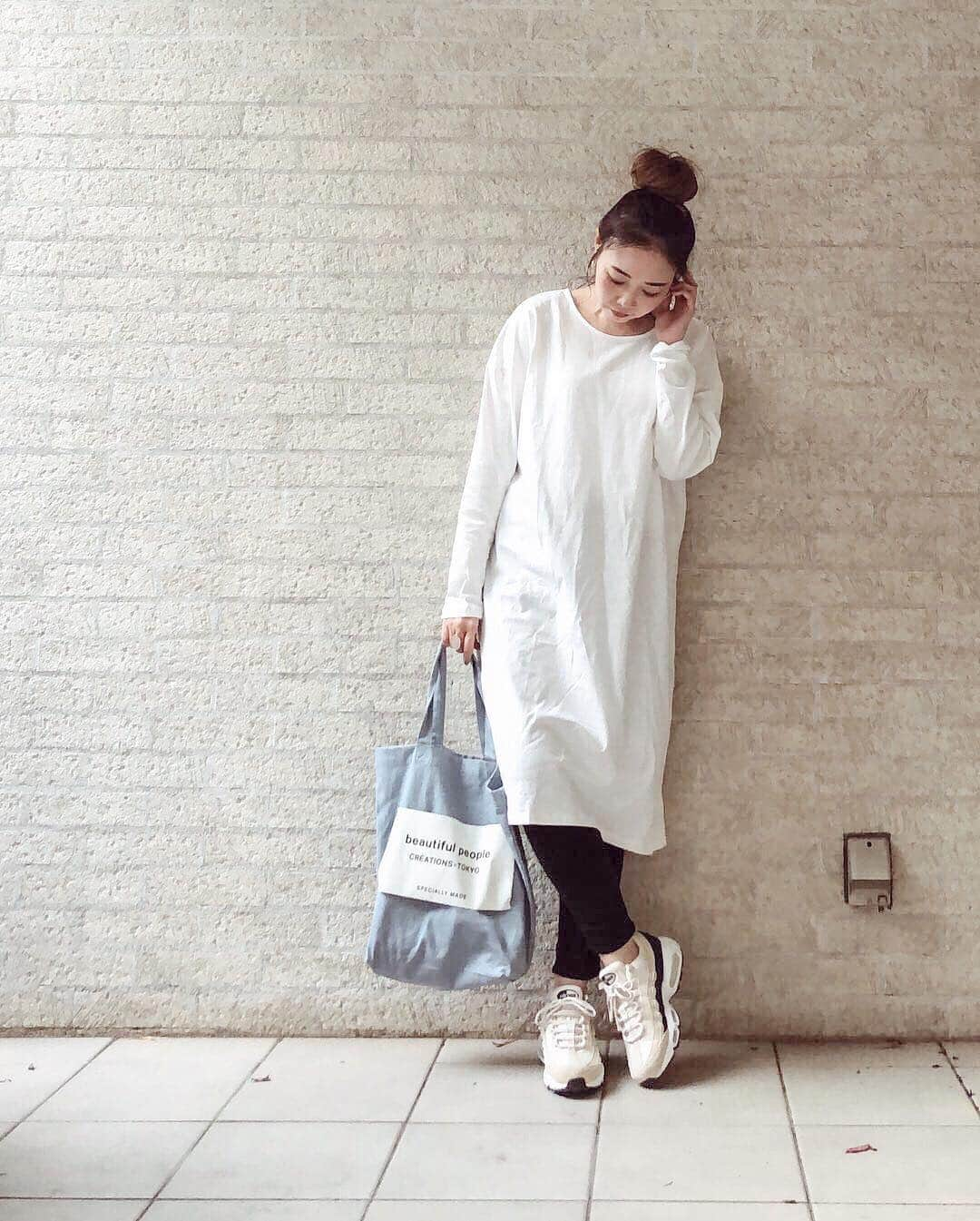 nanaさんのインスタグラム写真 - (nanaInstagram)「ㅤ ㅤ 2019.4.10 Wed #nanacoordinate 𓇼 ななコ 🐼ㅤ ㅤ ㅤ monotone 𓆸*ﾟ blogに詳しく書きます✎*。 ━━━━━☞blogへはtopからﾄﾍﾞﾏｽ𓅩𓂃 ㅤㅤ ㅤ こーゆーんも好き❤︎ ㅤ  ㅤ ㅤ ㅤ  ㅤㅤ #titivate  #onepiece #ロゴt #titivatestyle #airmax95 #outfit #fashion #ootd #coordinate #大人カジュアル  #locari mery  #beaustagrammer  #シンプルコーデ #プチプラコーデ  #mineby3mootd #instafashion #fashionblogger #fashionista #데일리록 #코디 #옷스타그램 #멋스타그램 #穿搭 #오오티디  #패션스타그램일상 #楽天roomに載せてます #roomインフルエンサー」4月10日 21時08分 - nanapanda517