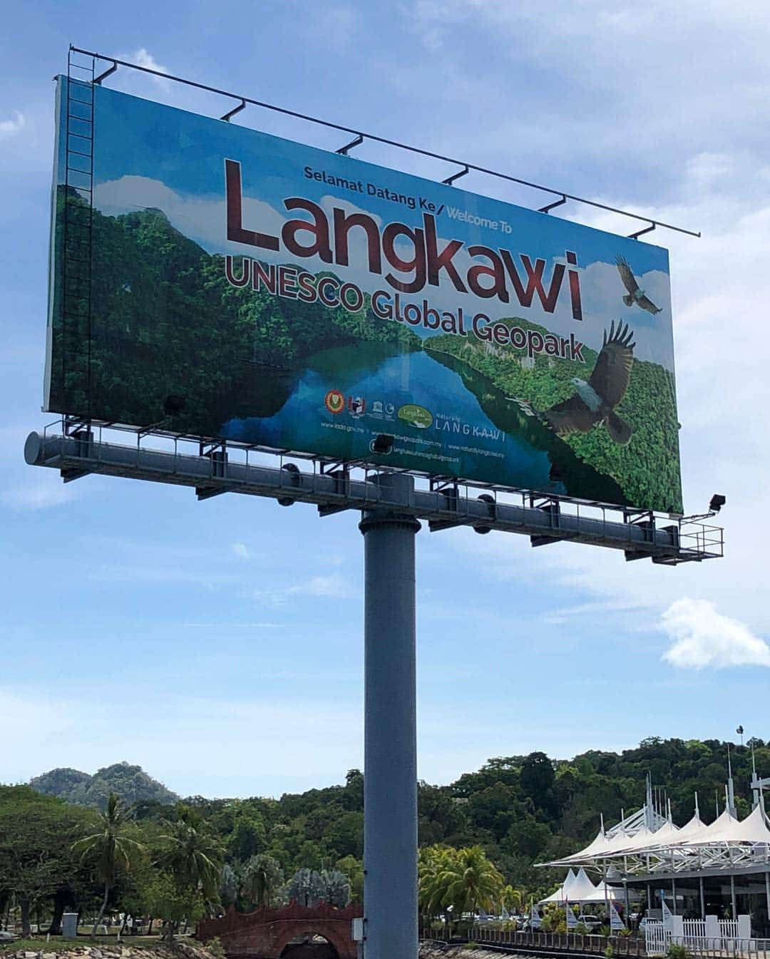 西村晃一さんのインスタグラム写真 - (西村晃一Instagram)「WORLD TOUR in MALAYSIA(LANGKAWI)  明日からワールドツアーランカウイ大会。 タイのサトゥーンからフェリー🚢で1時間15分で行ける事を知り、急遽クアラルンプール経由のフライト✈️を捨てて、フェリーで行くことに！ ワールドツアーってポイントの関係で出れなかったり、負けたり勝ったりでフライト変更したり乗らなかったりほんとに大変😅 フライトもホテルもフェリーも全て自分たちで手配しないといけないし、かかる遠征費は、全て自分持ち。スポーツは大変ですね。 でも勝つことを追い求めて、いろんなもの犠牲にしてまでもやり通す魅力があるんです。  明日から頑張ろう！  #worldtour #beachvolleyball  #fivbbeachvolleyball  #malaysia #Langkawi #ビーチバレー #koichinishimura  #西村晃一 #photoby @daisuke____shibata  #写真撮るのうまいな #ビーチバレーもどんどん上手くなってきたけど^_^ #まだまだ時間はかかるが急成長 #一戦一戦共に頑張ろう」4月10日 21時09分 - koichi.nishimura