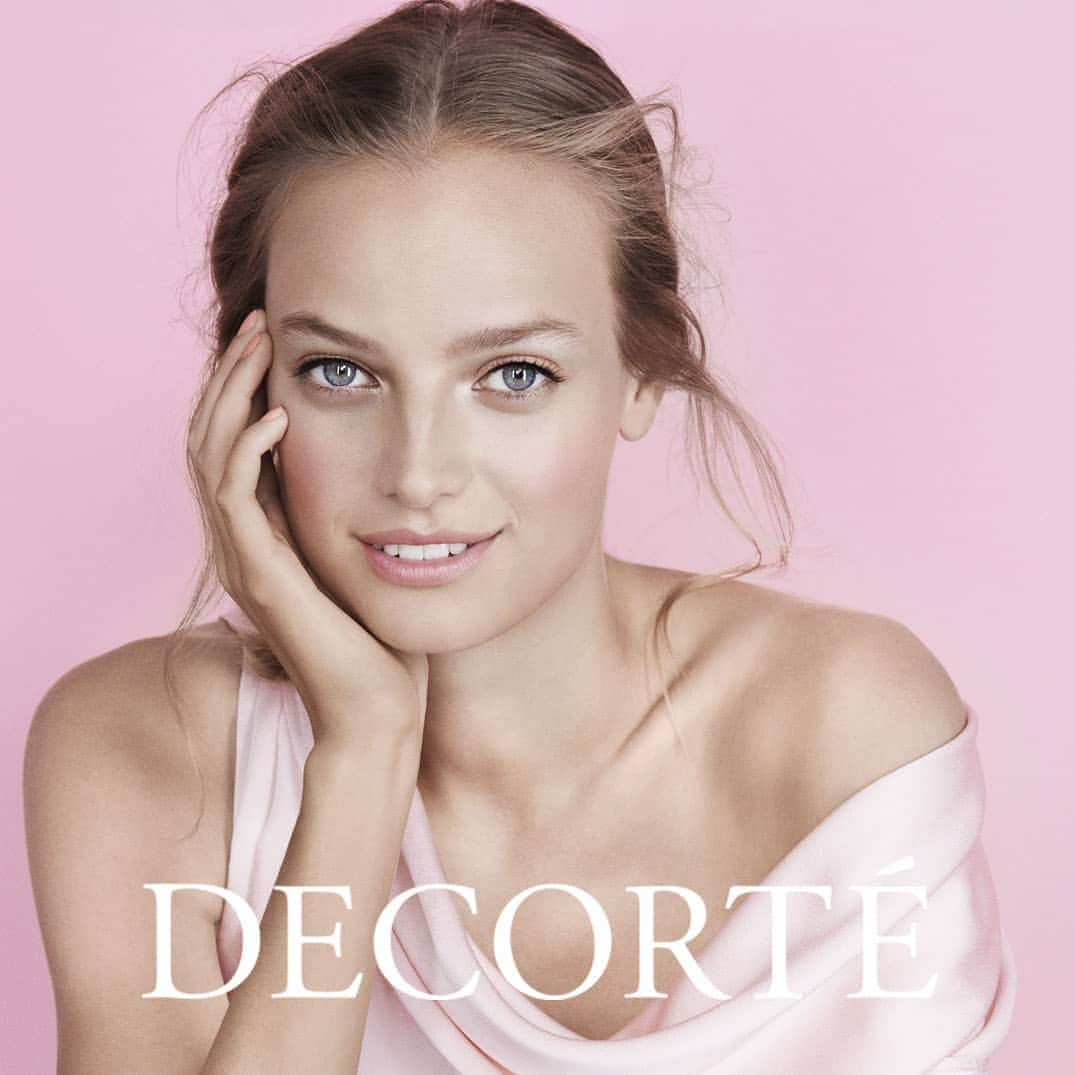 DECORTÉさんのインスタグラム写真 - (DECORTÉInstagram)「Celebrate Spring with DECORTÉ cosmetics🌸 .  Available @saks, @theofficialselfridges and online. .  Ine Neefs photographed by @patrickdemarchelier .  #Decorte #makeup #cosmetics #Kose #madeinjapan #Selfridges #selfridgeslondon #selfridgesbeauty #lipstick #skincare #saksbeauty #saks #patrickdemarchelier #ineneefs #eyeshadow #powderblush #eyeglowgem #naturalbeauty」4月10日 21時09分 - decortebeauty