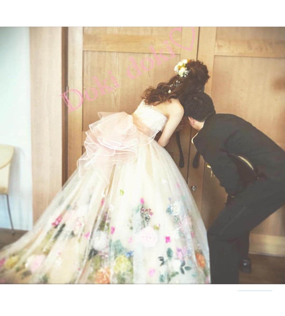 プレ花嫁の結婚式準備アプリ♡ -ウェディングニュースさんのインスタグラム写真 - (プレ花嫁の結婚式準備アプリ♡ -ウェディングニュースInstagram)「こっそり💓後ろ姿が可愛いウェディングフォト8選✨♩ * * * こちらのお写真は * * 1枚目： @bestbridal.jp さん 2枚目： @rnkj_wd さん 3枚目： @crystalterracenature さん 4枚目： @bienveil_honten さん 5枚目： @n_k_photographer さん 6枚目： @8oka8_wd さん 7枚目： @aki_mel1574 さん 8枚目： @haru222._.s さん * * からリグラムさせていただきました🌟ありがとうございました😊✨ * * * * * 披露会場をこっそり覗く👀おふたりの後ろ姿が可愛い覗き見ショット💓 * カバーはホワイトコーデの #新郎 さんとネイビーの #ドレス の花嫁さん💙 * 爽やかなコーデのおふたりの姿が、スカイブルーの扉にマッチしていておしゃれですよね☺️💓 * 可愛らしいこちらのフォトは花嫁さんにとても人気でお気に入りのドレスの後ろ姿がしっかり残せるのも嬉しいポイントです💓 * #披露宴 が終わり #新郎新婦 の退場後、 #エンドロール を見るゲストの皆さんの様子を実際に見ながらこちらのフォトを撮ってもらうのもよし✨ * #結婚式当日 はバタバタすることもあるので #前撮り に取り入れるのもよしですよ✨♩ * ほかのフォトもどれも可愛いのでぜひスワイプ👉🏻してチェックしてみてくださいね💕 * * * * ＼📷投稿お待ちしています／ * 花嫁はもちろん、業者さんも大歓迎✨ アナタのお写真をご紹介してもOKという方は、ぜひ #ウェディングニュース にお写真を投稿してください💕 * * ⬇︎関連アカウント⬇︎ * 💒式場検索 【 @weddingnews_concierge 】 👰マイレポ花嫁 【 @weddingnews_brides 】 * * その他、編集部からの連絡専用 @weddingnews_contact や、スタッフ個人の連絡用として @WN_xxxx（xxxは個人名）があります💕 * ………………………………………… ❤️WeddingNewsとは？ * * 花嫁のリアルな”声”から生まれた 花嫁支持率No1✨スマホアプリです📱💕 * * 🌸知りたい… #結婚式準備 に役立つ記事を毎日150件配信中♩ * 🌸見たい… インスタの #ウェディング 系投稿TOP100が毎日チェックできる＊IG画像の複数ワード検索も可♩ * 🌸叶えたい… #結婚式 関連の予約サイトが大集合♩ * 🌸伝えたい… 自分の結婚式レポ『マイレポ』が簡単に作れる♩先輩花嫁のレポが読める♩ * * @weddingnews_editor のURLからDLしてね✨ * * * #プレ花嫁 #結婚  #花嫁  #ウエディング #カラードレス #結婚写真 #ウェディングフォト #結婚指輪 #お色直し #ウエディングフォト #ロケーションフォト #結婚式場 #プレ花嫁準備 #日本中のプレ花嫁さんと繋がりたい #カップルフォト #2019秋婚 #2019夏婚 #リゾートウェディング」4月10日 21時12分 - weddingnews_editor