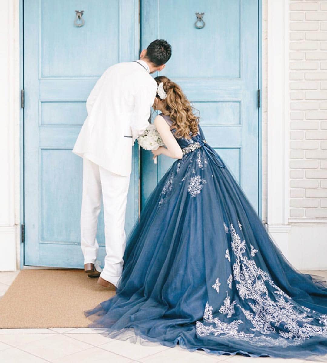 プレ花嫁の結婚式準備アプリ♡ -ウェディングニュースさんのインスタグラム写真 - (プレ花嫁の結婚式準備アプリ♡ -ウェディングニュースInstagram)「こっそり💓後ろ姿が可愛いウェディングフォト8選✨♩ * * * こちらのお写真は * * 1枚目： @bestbridal.jp さん 2枚目： @rnkj_wd さん 3枚目： @crystalterracenature さん 4枚目： @bienveil_honten さん 5枚目： @n_k_photographer さん 6枚目： @8oka8_wd さん 7枚目： @aki_mel1574 さん 8枚目： @haru222._.s さん * * からリグラムさせていただきました🌟ありがとうございました😊✨ * * * * * 披露会場をこっそり覗く👀おふたりの後ろ姿が可愛い覗き見ショット💓 * カバーはホワイトコーデの #新郎 さんとネイビーの #ドレス の花嫁さん💙 * 爽やかなコーデのおふたりの姿が、スカイブルーの扉にマッチしていておしゃれですよね☺️💓 * 可愛らしいこちらのフォトは花嫁さんにとても人気でお気に入りのドレスの後ろ姿がしっかり残せるのも嬉しいポイントです💓 * #披露宴 が終わり #新郎新婦 の退場後、 #エンドロール を見るゲストの皆さんの様子を実際に見ながらこちらのフォトを撮ってもらうのもよし✨ * #結婚式当日 はバタバタすることもあるので #前撮り に取り入れるのもよしですよ✨♩ * ほかのフォトもどれも可愛いのでぜひスワイプ👉🏻してチェックしてみてくださいね💕 * * * * ＼📷投稿お待ちしています／ * 花嫁はもちろん、業者さんも大歓迎✨ アナタのお写真をご紹介してもOKという方は、ぜひ #ウェディングニュース にお写真を投稿してください💕 * * ⬇︎関連アカウント⬇︎ * 💒式場検索 【 @weddingnews_concierge 】 👰マイレポ花嫁 【 @weddingnews_brides 】 * * その他、編集部からの連絡専用 @weddingnews_contact や、スタッフ個人の連絡用として @WN_xxxx（xxxは個人名）があります💕 * ………………………………………… ❤️WeddingNewsとは？ * * 花嫁のリアルな”声”から生まれた 花嫁支持率No1✨スマホアプリです📱💕 * * 🌸知りたい… #結婚式準備 に役立つ記事を毎日150件配信中♩ * 🌸見たい… インスタの #ウェディング 系投稿TOP100が毎日チェックできる＊IG画像の複数ワード検索も可♩ * 🌸叶えたい… #結婚式 関連の予約サイトが大集合♩ * 🌸伝えたい… 自分の結婚式レポ『マイレポ』が簡単に作れる♩先輩花嫁のレポが読める♩ * * @weddingnews_editor のURLからDLしてね✨ * * * #プレ花嫁 #結婚  #花嫁  #ウエディング #カラードレス #結婚写真 #ウェディングフォト #結婚指輪 #お色直し #ウエディングフォト #ロケーションフォト #結婚式場 #プレ花嫁準備 #日本中のプレ花嫁さんと繋がりたい #カップルフォト #2019秋婚 #2019夏婚 #リゾートウェディング」4月10日 21時12分 - weddingnews_editor