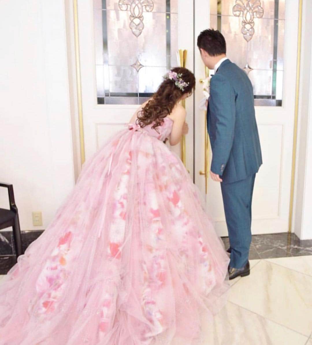 プレ花嫁の結婚式準備アプリ♡ -ウェディングニュースさんのインスタグラム写真 - (プレ花嫁の結婚式準備アプリ♡ -ウェディングニュースInstagram)「こっそり💓後ろ姿が可愛いウェディングフォト8選✨♩ * * * こちらのお写真は * * 1枚目： @bestbridal.jp さん 2枚目： @rnkj_wd さん 3枚目： @crystalterracenature さん 4枚目： @bienveil_honten さん 5枚目： @n_k_photographer さん 6枚目： @8oka8_wd さん 7枚目： @aki_mel1574 さん 8枚目： @haru222._.s さん * * からリグラムさせていただきました🌟ありがとうございました😊✨ * * * * * 披露会場をこっそり覗く👀おふたりの後ろ姿が可愛い覗き見ショット💓 * カバーはホワイトコーデの #新郎 さんとネイビーの #ドレス の花嫁さん💙 * 爽やかなコーデのおふたりの姿が、スカイブルーの扉にマッチしていておしゃれですよね☺️💓 * 可愛らしいこちらのフォトは花嫁さんにとても人気でお気に入りのドレスの後ろ姿がしっかり残せるのも嬉しいポイントです💓 * #披露宴 が終わり #新郎新婦 の退場後、 #エンドロール を見るゲストの皆さんの様子を実際に見ながらこちらのフォトを撮ってもらうのもよし✨ * #結婚式当日 はバタバタすることもあるので #前撮り に取り入れるのもよしですよ✨♩ * ほかのフォトもどれも可愛いのでぜひスワイプ👉🏻してチェックしてみてくださいね💕 * * * * ＼📷投稿お待ちしています／ * 花嫁はもちろん、業者さんも大歓迎✨ アナタのお写真をご紹介してもOKという方は、ぜひ #ウェディングニュース にお写真を投稿してください💕 * * ⬇︎関連アカウント⬇︎ * 💒式場検索 【 @weddingnews_concierge 】 👰マイレポ花嫁 【 @weddingnews_brides 】 * * その他、編集部からの連絡専用 @weddingnews_contact や、スタッフ個人の連絡用として @WN_xxxx（xxxは個人名）があります💕 * ………………………………………… ❤️WeddingNewsとは？ * * 花嫁のリアルな”声”から生まれた 花嫁支持率No1✨スマホアプリです📱💕 * * 🌸知りたい… #結婚式準備 に役立つ記事を毎日150件配信中♩ * 🌸見たい… インスタの #ウェディング 系投稿TOP100が毎日チェックできる＊IG画像の複数ワード検索も可♩ * 🌸叶えたい… #結婚式 関連の予約サイトが大集合♩ * 🌸伝えたい… 自分の結婚式レポ『マイレポ』が簡単に作れる♩先輩花嫁のレポが読める♩ * * @weddingnews_editor のURLからDLしてね✨ * * * #プレ花嫁 #結婚  #花嫁  #ウエディング #カラードレス #結婚写真 #ウェディングフォト #結婚指輪 #お色直し #ウエディングフォト #ロケーションフォト #結婚式場 #プレ花嫁準備 #日本中のプレ花嫁さんと繋がりたい #カップルフォト #2019秋婚 #2019夏婚 #リゾートウェディング」4月10日 21時12分 - weddingnews_editor
