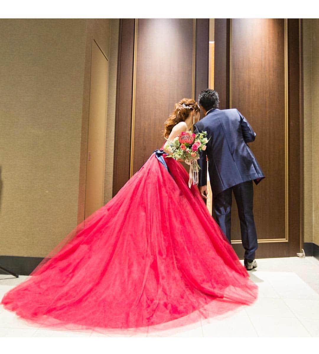 プレ花嫁の結婚式準備アプリ♡ -ウェディングニュースさんのインスタグラム写真 - (プレ花嫁の結婚式準備アプリ♡ -ウェディングニュースInstagram)「こっそり💓後ろ姿が可愛いウェディングフォト8選✨♩ * * * こちらのお写真は * * 1枚目： @bestbridal.jp さん 2枚目： @rnkj_wd さん 3枚目： @crystalterracenature さん 4枚目： @bienveil_honten さん 5枚目： @n_k_photographer さん 6枚目： @8oka8_wd さん 7枚目： @aki_mel1574 さん 8枚目： @haru222._.s さん * * からリグラムさせていただきました🌟ありがとうございました😊✨ * * * * * 披露会場をこっそり覗く👀おふたりの後ろ姿が可愛い覗き見ショット💓 * カバーはホワイトコーデの #新郎 さんとネイビーの #ドレス の花嫁さん💙 * 爽やかなコーデのおふたりの姿が、スカイブルーの扉にマッチしていておしゃれですよね☺️💓 * 可愛らしいこちらのフォトは花嫁さんにとても人気でお気に入りのドレスの後ろ姿がしっかり残せるのも嬉しいポイントです💓 * #披露宴 が終わり #新郎新婦 の退場後、 #エンドロール を見るゲストの皆さんの様子を実際に見ながらこちらのフォトを撮ってもらうのもよし✨ * #結婚式当日 はバタバタすることもあるので #前撮り に取り入れるのもよしですよ✨♩ * ほかのフォトもどれも可愛いのでぜひスワイプ👉🏻してチェックしてみてくださいね💕 * * * * ＼📷投稿お待ちしています／ * 花嫁はもちろん、業者さんも大歓迎✨ アナタのお写真をご紹介してもOKという方は、ぜひ #ウェディングニュース にお写真を投稿してください💕 * * ⬇︎関連アカウント⬇︎ * 💒式場検索 【 @weddingnews_concierge 】 👰マイレポ花嫁 【 @weddingnews_brides 】 * * その他、編集部からの連絡専用 @weddingnews_contact や、スタッフ個人の連絡用として @WN_xxxx（xxxは個人名）があります💕 * ………………………………………… ❤️WeddingNewsとは？ * * 花嫁のリアルな”声”から生まれた 花嫁支持率No1✨スマホアプリです📱💕 * * 🌸知りたい… #結婚式準備 に役立つ記事を毎日150件配信中♩ * 🌸見たい… インスタの #ウェディング 系投稿TOP100が毎日チェックできる＊IG画像の複数ワード検索も可♩ * 🌸叶えたい… #結婚式 関連の予約サイトが大集合♩ * 🌸伝えたい… 自分の結婚式レポ『マイレポ』が簡単に作れる♩先輩花嫁のレポが読める♩ * * @weddingnews_editor のURLからDLしてね✨ * * * #プレ花嫁 #結婚  #花嫁  #ウエディング #カラードレス #結婚写真 #ウェディングフォト #結婚指輪 #お色直し #ウエディングフォト #ロケーションフォト #結婚式場 #プレ花嫁準備 #日本中のプレ花嫁さんと繋がりたい #カップルフォト #2019秋婚 #2019夏婚 #リゾートウェディング」4月10日 21時12分 - weddingnews_editor