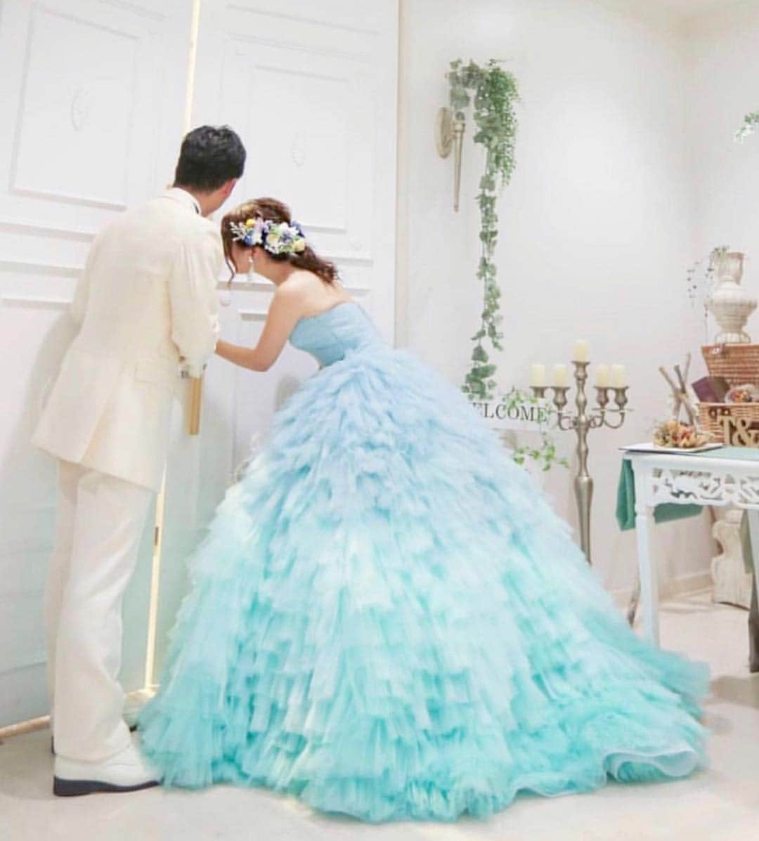 プレ花嫁の結婚式準備アプリ♡ -ウェディングニュースさんのインスタグラム写真 - (プレ花嫁の結婚式準備アプリ♡ -ウェディングニュースInstagram)「こっそり💓後ろ姿が可愛いウェディングフォト8選✨♩ * * * こちらのお写真は * * 1枚目： @bestbridal.jp さん 2枚目： @rnkj_wd さん 3枚目： @crystalterracenature さん 4枚目： @bienveil_honten さん 5枚目： @n_k_photographer さん 6枚目： @8oka8_wd さん 7枚目： @aki_mel1574 さん 8枚目： @haru222._.s さん * * からリグラムさせていただきました🌟ありがとうございました😊✨ * * * * * 披露会場をこっそり覗く👀おふたりの後ろ姿が可愛い覗き見ショット💓 * カバーはホワイトコーデの #新郎 さんとネイビーの #ドレス の花嫁さん💙 * 爽やかなコーデのおふたりの姿が、スカイブルーの扉にマッチしていておしゃれですよね☺️💓 * 可愛らしいこちらのフォトは花嫁さんにとても人気でお気に入りのドレスの後ろ姿がしっかり残せるのも嬉しいポイントです💓 * #披露宴 が終わり #新郎新婦 の退場後、 #エンドロール を見るゲストの皆さんの様子を実際に見ながらこちらのフォトを撮ってもらうのもよし✨ * #結婚式当日 はバタバタすることもあるので #前撮り に取り入れるのもよしですよ✨♩ * ほかのフォトもどれも可愛いのでぜひスワイプ👉🏻してチェックしてみてくださいね💕 * * * * ＼📷投稿お待ちしています／ * 花嫁はもちろん、業者さんも大歓迎✨ アナタのお写真をご紹介してもOKという方は、ぜひ #ウェディングニュース にお写真を投稿してください💕 * * ⬇︎関連アカウント⬇︎ * 💒式場検索 【 @weddingnews_concierge 】 👰マイレポ花嫁 【 @weddingnews_brides 】 * * その他、編集部からの連絡専用 @weddingnews_contact や、スタッフ個人の連絡用として @WN_xxxx（xxxは個人名）があります💕 * ………………………………………… ❤️WeddingNewsとは？ * * 花嫁のリアルな”声”から生まれた 花嫁支持率No1✨スマホアプリです📱💕 * * 🌸知りたい… #結婚式準備 に役立つ記事を毎日150件配信中♩ * 🌸見たい… インスタの #ウェディング 系投稿TOP100が毎日チェックできる＊IG画像の複数ワード検索も可♩ * 🌸叶えたい… #結婚式 関連の予約サイトが大集合♩ * 🌸伝えたい… 自分の結婚式レポ『マイレポ』が簡単に作れる♩先輩花嫁のレポが読める♩ * * @weddingnews_editor のURLからDLしてね✨ * * * #プレ花嫁 #結婚  #花嫁  #ウエディング #カラードレス #結婚写真 #ウェディングフォト #結婚指輪 #お色直し #ウエディングフォト #ロケーションフォト #結婚式場 #プレ花嫁準備 #日本中のプレ花嫁さんと繋がりたい #カップルフォト #2019秋婚 #2019夏婚 #リゾートウェディング」4月10日 21時12分 - weddingnews_editor