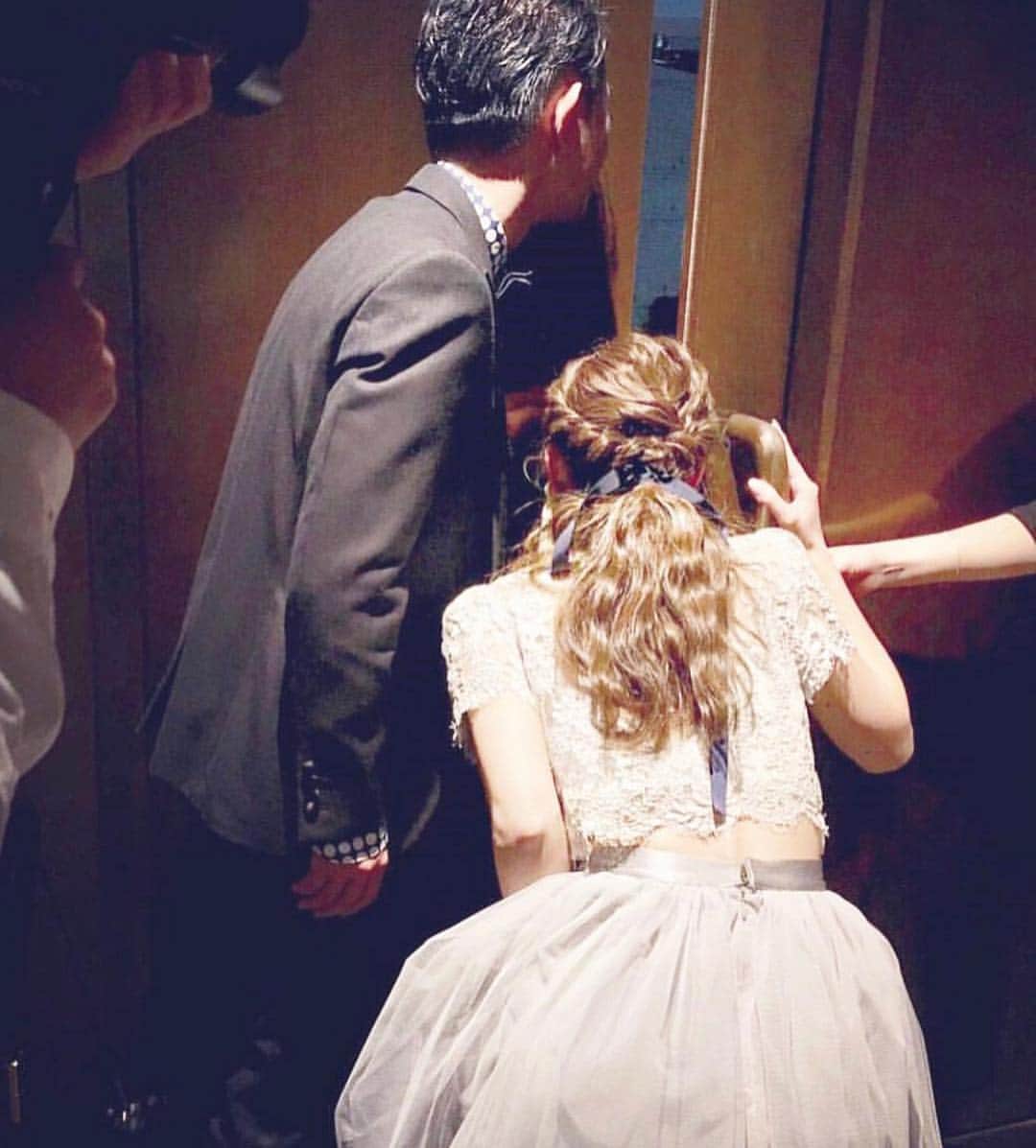 プレ花嫁の結婚式準備アプリ♡ -ウェディングニュースさんのインスタグラム写真 - (プレ花嫁の結婚式準備アプリ♡ -ウェディングニュースInstagram)「こっそり💓後ろ姿が可愛いウェディングフォト8選✨♩ * * * こちらのお写真は * * 1枚目： @bestbridal.jp さん 2枚目： @rnkj_wd さん 3枚目： @crystalterracenature さん 4枚目： @bienveil_honten さん 5枚目： @n_k_photographer さん 6枚目： @8oka8_wd さん 7枚目： @aki_mel1574 さん 8枚目： @haru222._.s さん * * からリグラムさせていただきました🌟ありがとうございました😊✨ * * * * * 披露会場をこっそり覗く👀おふたりの後ろ姿が可愛い覗き見ショット💓 * カバーはホワイトコーデの #新郎 さんとネイビーの #ドレス の花嫁さん💙 * 爽やかなコーデのおふたりの姿が、スカイブルーの扉にマッチしていておしゃれですよね☺️💓 * 可愛らしいこちらのフォトは花嫁さんにとても人気でお気に入りのドレスの後ろ姿がしっかり残せるのも嬉しいポイントです💓 * #披露宴 が終わり #新郎新婦 の退場後、 #エンドロール を見るゲストの皆さんの様子を実際に見ながらこちらのフォトを撮ってもらうのもよし✨ * #結婚式当日 はバタバタすることもあるので #前撮り に取り入れるのもよしですよ✨♩ * ほかのフォトもどれも可愛いのでぜひスワイプ👉🏻してチェックしてみてくださいね💕 * * * * ＼📷投稿お待ちしています／ * 花嫁はもちろん、業者さんも大歓迎✨ アナタのお写真をご紹介してもOKという方は、ぜひ #ウェディングニュース にお写真を投稿してください💕 * * ⬇︎関連アカウント⬇︎ * 💒式場検索 【 @weddingnews_concierge 】 👰マイレポ花嫁 【 @weddingnews_brides 】 * * その他、編集部からの連絡専用 @weddingnews_contact や、スタッフ個人の連絡用として @WN_xxxx（xxxは個人名）があります💕 * ………………………………………… ❤️WeddingNewsとは？ * * 花嫁のリアルな”声”から生まれた 花嫁支持率No1✨スマホアプリです📱💕 * * 🌸知りたい… #結婚式準備 に役立つ記事を毎日150件配信中♩ * 🌸見たい… インスタの #ウェディング 系投稿TOP100が毎日チェックできる＊IG画像の複数ワード検索も可♩ * 🌸叶えたい… #結婚式 関連の予約サイトが大集合♩ * 🌸伝えたい… 自分の結婚式レポ『マイレポ』が簡単に作れる♩先輩花嫁のレポが読める♩ * * @weddingnews_editor のURLからDLしてね✨ * * * #プレ花嫁 #結婚  #花嫁  #ウエディング #カラードレス #結婚写真 #ウェディングフォト #結婚指輪 #お色直し #ウエディングフォト #ロケーションフォト #結婚式場 #プレ花嫁準備 #日本中のプレ花嫁さんと繋がりたい #カップルフォト #2019秋婚 #2019夏婚 #リゾートウェディング」4月10日 21時12分 - weddingnews_editor