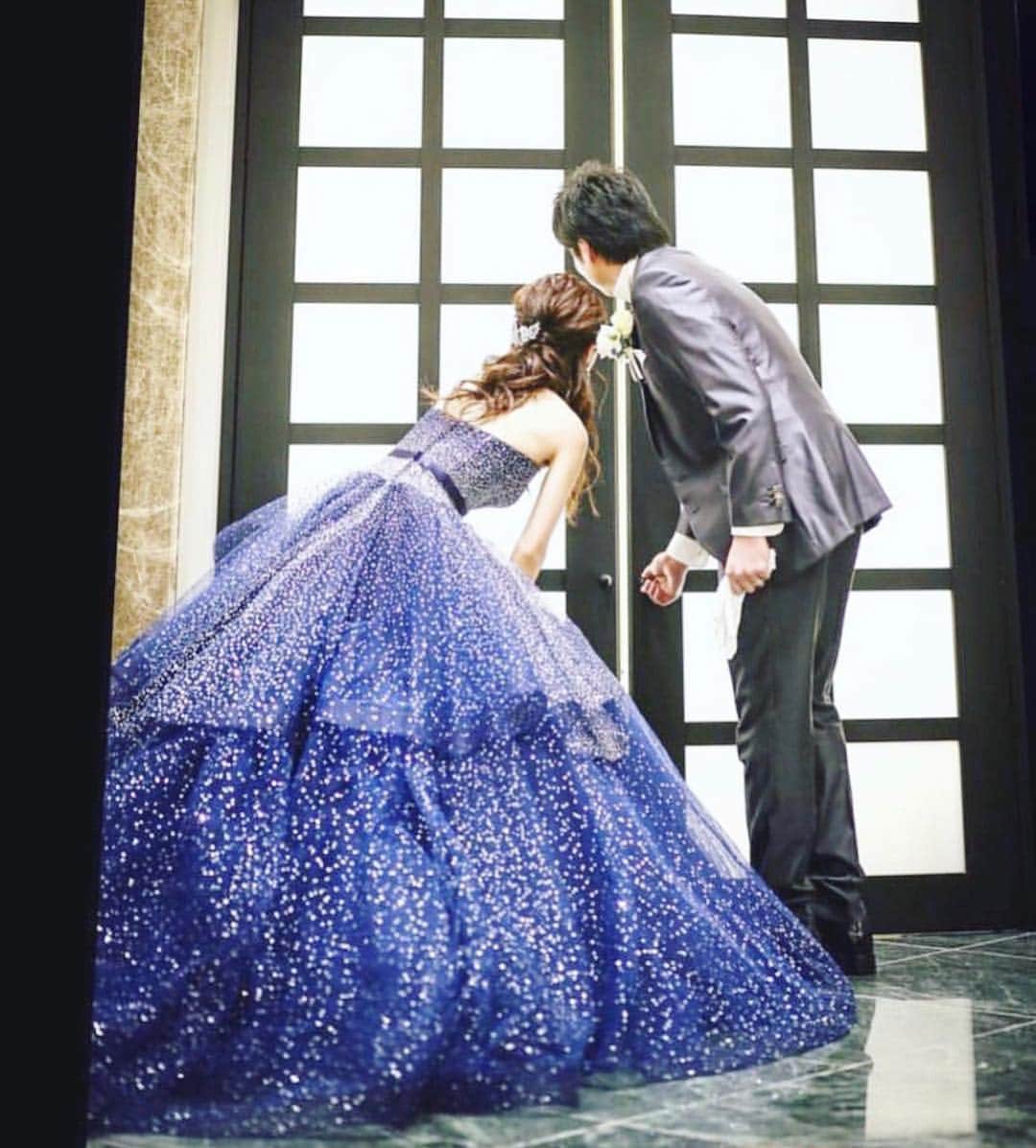 プレ花嫁の結婚式準備アプリ♡ -ウェディングニュースさんのインスタグラム写真 - (プレ花嫁の結婚式準備アプリ♡ -ウェディングニュースInstagram)「こっそり💓後ろ姿が可愛いウェディングフォト8選✨♩ * * * こちらのお写真は * * 1枚目： @bestbridal.jp さん 2枚目： @rnkj_wd さん 3枚目： @crystalterracenature さん 4枚目： @bienveil_honten さん 5枚目： @n_k_photographer さん 6枚目： @8oka8_wd さん 7枚目： @aki_mel1574 さん 8枚目： @haru222._.s さん * * からリグラムさせていただきました🌟ありがとうございました😊✨ * * * * * 披露会場をこっそり覗く👀おふたりの後ろ姿が可愛い覗き見ショット💓 * カバーはホワイトコーデの #新郎 さんとネイビーの #ドレス の花嫁さん💙 * 爽やかなコーデのおふたりの姿が、スカイブルーの扉にマッチしていておしゃれですよね☺️💓 * 可愛らしいこちらのフォトは花嫁さんにとても人気でお気に入りのドレスの後ろ姿がしっかり残せるのも嬉しいポイントです💓 * #披露宴 が終わり #新郎新婦 の退場後、 #エンドロール を見るゲストの皆さんの様子を実際に見ながらこちらのフォトを撮ってもらうのもよし✨ * #結婚式当日 はバタバタすることもあるので #前撮り に取り入れるのもよしですよ✨♩ * ほかのフォトもどれも可愛いのでぜひスワイプ👉🏻してチェックしてみてくださいね💕 * * * * ＼📷投稿お待ちしています／ * 花嫁はもちろん、業者さんも大歓迎✨ アナタのお写真をご紹介してもOKという方は、ぜひ #ウェディングニュース にお写真を投稿してください💕 * * ⬇︎関連アカウント⬇︎ * 💒式場検索 【 @weddingnews_concierge 】 👰マイレポ花嫁 【 @weddingnews_brides 】 * * その他、編集部からの連絡専用 @weddingnews_contact や、スタッフ個人の連絡用として @WN_xxxx（xxxは個人名）があります💕 * ………………………………………… ❤️WeddingNewsとは？ * * 花嫁のリアルな”声”から生まれた 花嫁支持率No1✨スマホアプリです📱💕 * * 🌸知りたい… #結婚式準備 に役立つ記事を毎日150件配信中♩ * 🌸見たい… インスタの #ウェディング 系投稿TOP100が毎日チェックできる＊IG画像の複数ワード検索も可♩ * 🌸叶えたい… #結婚式 関連の予約サイトが大集合♩ * 🌸伝えたい… 自分の結婚式レポ『マイレポ』が簡単に作れる♩先輩花嫁のレポが読める♩ * * @weddingnews_editor のURLからDLしてね✨ * * * #プレ花嫁 #結婚  #花嫁  #ウエディング #カラードレス #結婚写真 #ウェディングフォト #結婚指輪 #お色直し #ウエディングフォト #ロケーションフォト #結婚式場 #プレ花嫁準備 #日本中のプレ花嫁さんと繋がりたい #カップルフォト #2019秋婚 #2019夏婚 #リゾートウェディング」4月10日 21時12分 - weddingnews_editor