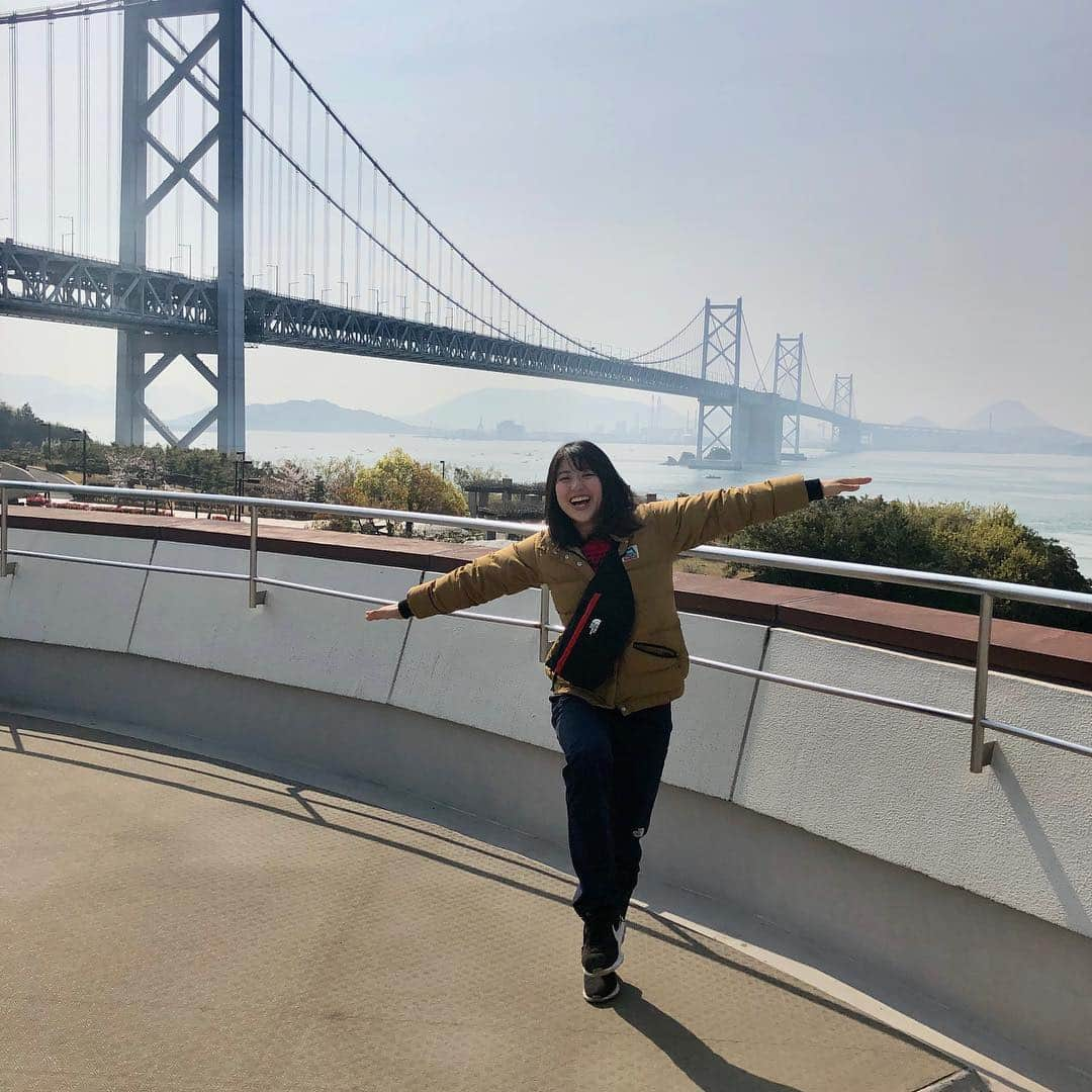 北脇順子さんのインスタグラム写真 - (北脇順子Instagram)「四国 day1☺︎ ﻿ 瀬戸大橋🌉﻿ ⇩﻿ 山内うどん🍜こし強め﻿ ⇩﻿ クライミング 👨‍🦲﻿ ⇩﻿ 高知城🏯 ﻿ ⇩﻿ ひろめ市場🤤  賑やかでした﻿ ﻿ 初上陸の高知県!!!!!! ﻿ 食も人も岩も最高でした😎﻿ ﻿ #ティー（T）#うどんひやあつ#四国萌隊 #高知城 #しおけんぴ #ひろめいちば」4月10日 21時24分 - ringohime0803