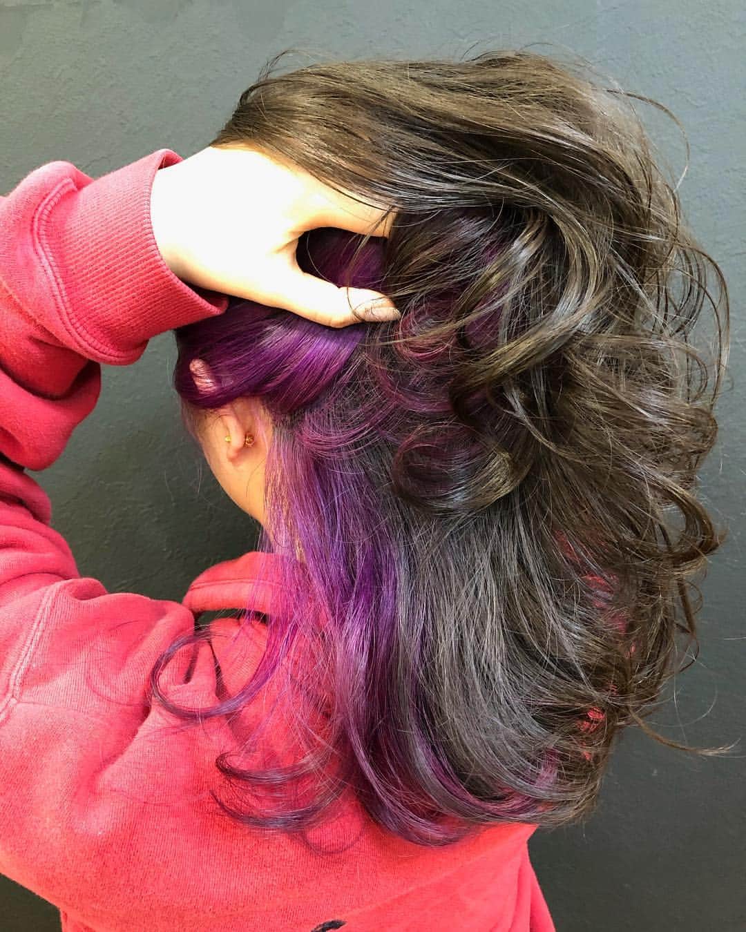 salon PRATiNO(サロンプラチノ)のインスタグラム：「. 💜🖤💜🖤💜🖤. インナーパープル. 🖤💜🖤💜🖤💜 透明感のあるカラーに 発色のいいパープルをin💜 インナーカラーでヘアーアレンジも毎日楽しめますね❣️ . . 【CLAVIS PRATINO】 ◇月曜日～土曜日 11:00～20:00 ◇日曜日 11:00～18:00 ※時間外はお問い合わせください。 愛知県名古屋市中区錦3-4-19石垣ビル７Ｆ ☎︎052-962-7017 . . #hairstyle #hair #cornrow #clavispratino #pratino #hairsalon #FIBREPLEX #nagoya #haircolor #love #特殊ヘア #ブラックヘア  #コーンロウ #ブレイズ  #派手髪 #ヘアカラー  #外国人風カラー#バレイヤージュ #グラデーション  #美容室 #ヘアサロン #クラビスプラチノ #名古屋 #栄 #錦」