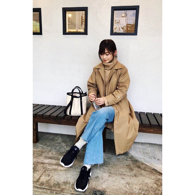 のインスタグラム：「今日は春とは思えないほど﻿ 寒かったですね😵🌸❄️﻿﻿ ﻿﻿ みなさまも風邪ひかないように〜﻿😷﻿﻿ ﻿﻿ coat ...#ADAMETROPE ﻿﻿ knit...#ZARA ﻿﻿﻿ denim...#ZARA﻿﻿﻿ shoes...#addidas﻿﻿﻿ bag...#Beautyandyouth ﻿﻿ ﻿ #fashion #instafashion #ootd﻿﻿﻿ #ステンカラーコート #アダムエロペ﻿﻿﻿ #ベージュ #薄青デニム ﻿﻿ #着痩せ #着痩せコーデ ﻿﻿」