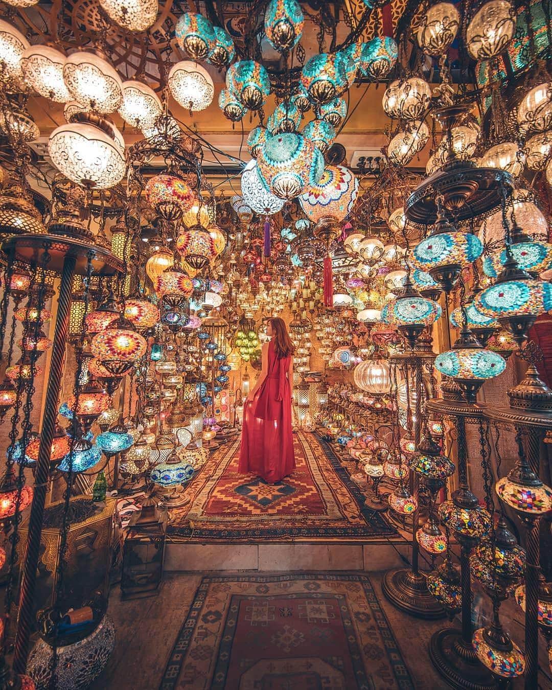 BEAUTIFUL DESTINATIONSさんのインスタグラム写真 - (BEAUTIFUL DESTINATIONSInstagram)「All of the lights. 😍✨ Have you been to the Grand Bazaar of Istanbul? If so, tell us what is was like in the comments below! (📷: @harimaolee 📍: Istanbul, Turkey)」4月10日 21時18分 - beautifuldestinations