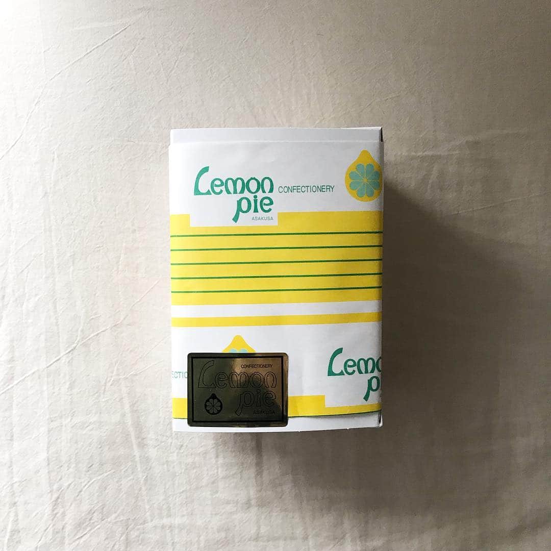 __784__さんのインスタグラム写真 - (__784__Instagram)「. 食のセンスが最高すぎるヨージローさんから、浅草レモンパイのケーキをいただいた🍋 ずっと行きたいと思っていて、でも何年も行けてなくて。神かな？と思った。 段差でつまづいたりしたせいでぐしゃっとなってしまったけれど、美味しかった〜🍰 . 今回の旅行では、とにかくたくさんの人と会うことができた。約束していた以外にも、お店でばったりしたり、紹介してもらったり。本当に人との出会いには恵まれているなぁと思う！ 面白味もなんにもない自分だけど、こうやって会ってくれる人がいるってありがたいな。もっと人として深くなりたいと思った🌸」4月10日 21時19分 - ___nk1029