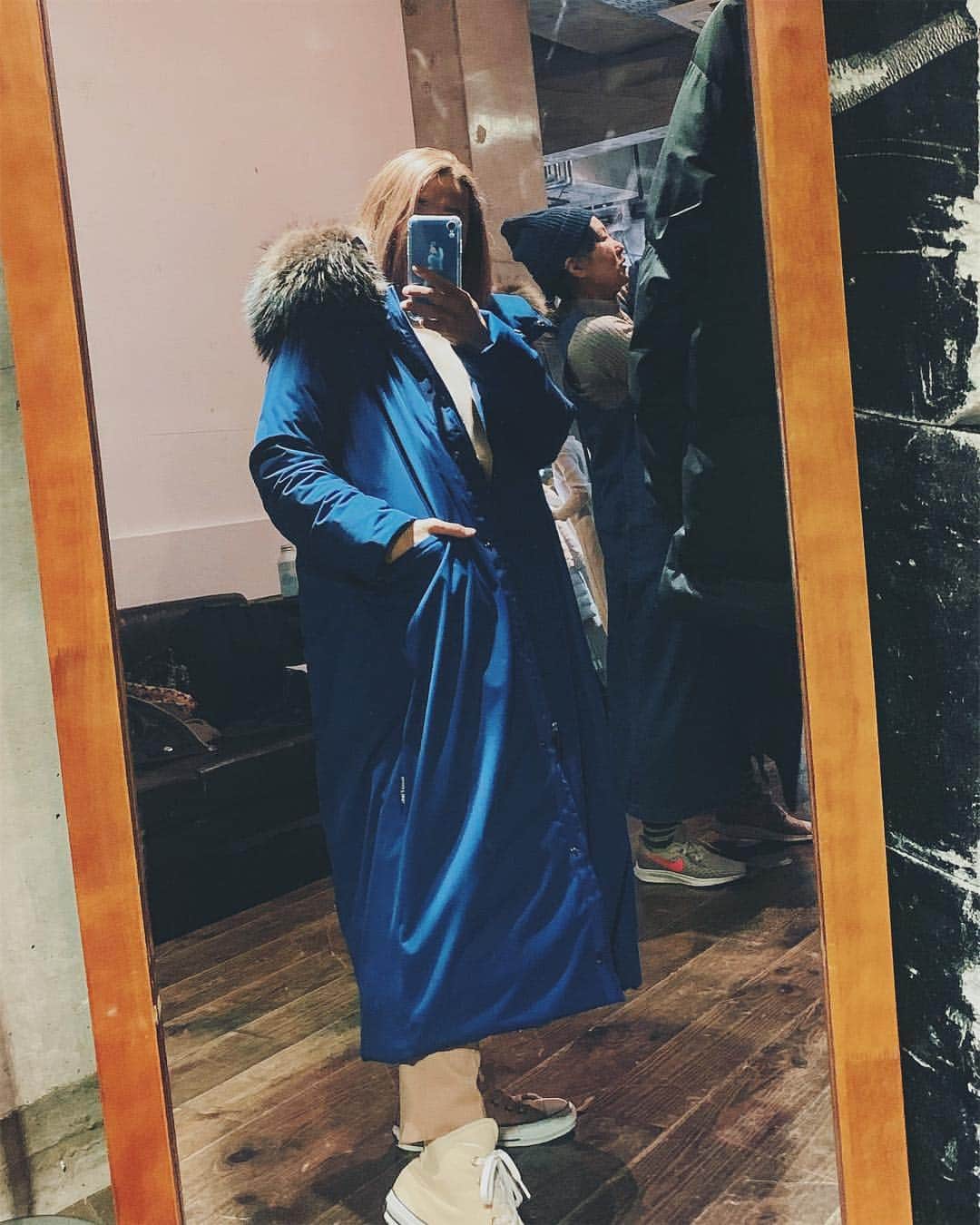 Erikaさんのインスタグラム写真 - (ErikaInstagram)「かんわえ💙 . 弾丸東京🚆 . 何年かぶりの東京はあいにくの雨だったけど、 日帰りで、満喫♡ .  今日から三日間 @yosoou_store  の展示会 🐏 してて、 ここに来たかった❥⃝し、 お会いしたかった方に 会えて嬉しかった🙌🏻♥ @yosoou_store  は、ダウンウエアのブランドです⛄️ . .  タイトめなダウンから、オーバーサイズのダウンまで︎☺︎ この試着した、 オーバーサイズ、ロング丈のダウンも 肩幅は コンパクトに作られてて、着たら肩や、袖はフィット。  ただただ、大きいだけじゃなく、計算されてる👏 . . . それにしても何年かぶりすぎて、 東京わからんすぎ👵🏻 で、このダウン着て帰りたいくらい 寒めでした🥶 . また行きたい🚆 ┈┈┈┈┈┈┈┈┈┈ ┈┈┈┈┈┈┈┈┈┈ #yosoou#展示会#粧う#ダウン#伸縮素材 #令和元年#秋冬展 #oandi#渋谷 #東京」4月10日 21時19分 - 911erika