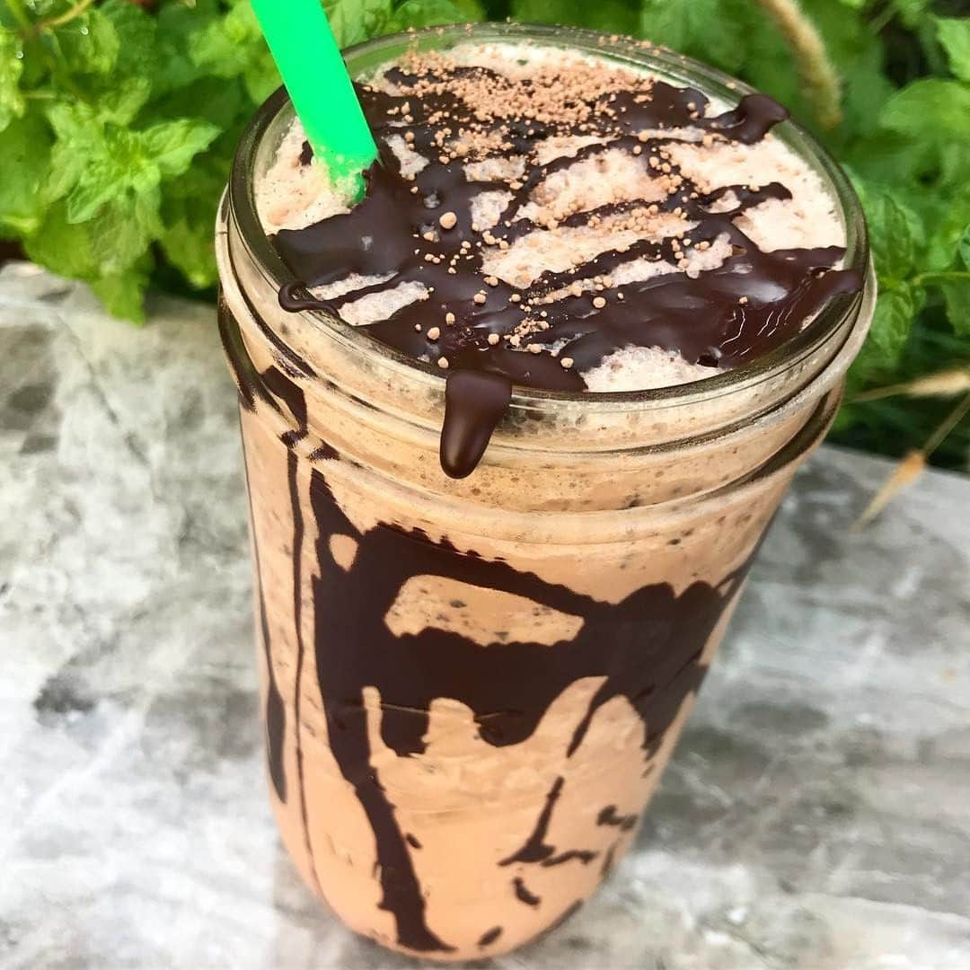 Flavorgod Seasoningsさんのインスタグラム写真 - (Flavorgod SeasoningsInstagram)「VEGAN, REFINED SUGAR-FREE CHOCOLATE CHIP FRAPPUCCINO⁣ .⁣ Made with:⁣ 👉 #flavorgod Chocolate Donut ⁣ -⁣ On Sale here ⬇️⁣ Click the link in the bio -> @flavorgod⁣ www.flavorgod.com⁣ .⁣ Customer Repost - @eatsbyjenna⁣ .⁣ Ingredients:⁣ .⁣ -1 bottle @lannacoffeeco cold brew coffee (1 cup)⁣ -1 cup full fat unsweetened canned coconut milk (almond milk works too)⁣ -2 tbs @navitasorganics cacao powder⁣ -1-2 tbs pure maple syrup (or more depending on how sweet you want it)⁣ -2-3 tbs @santabarbarachocolate dark chocolate⁣ -2 cups of ice ⁣ Optional: 2 scoops @vitalproteins collagen ⁣ Optional: 1/2 tsp @nowfoodsofficial l-glutamine⁣ ⁣ Directions:⁣ 1. For the chocolate drizzle: melt dark chocolate and drizzle inside the glass (put in freezer while you blend your drink)⁣ 2. Blend all ingredients together⁣ 3. Pour into glass + drizzle with more melted chocolate!⁣ 4. Sprinkle @flavorgod Chocolate Donut ⁣ ⁣ ENJOY!! :) ⁣」4月10日 21時20分 - flavorgod