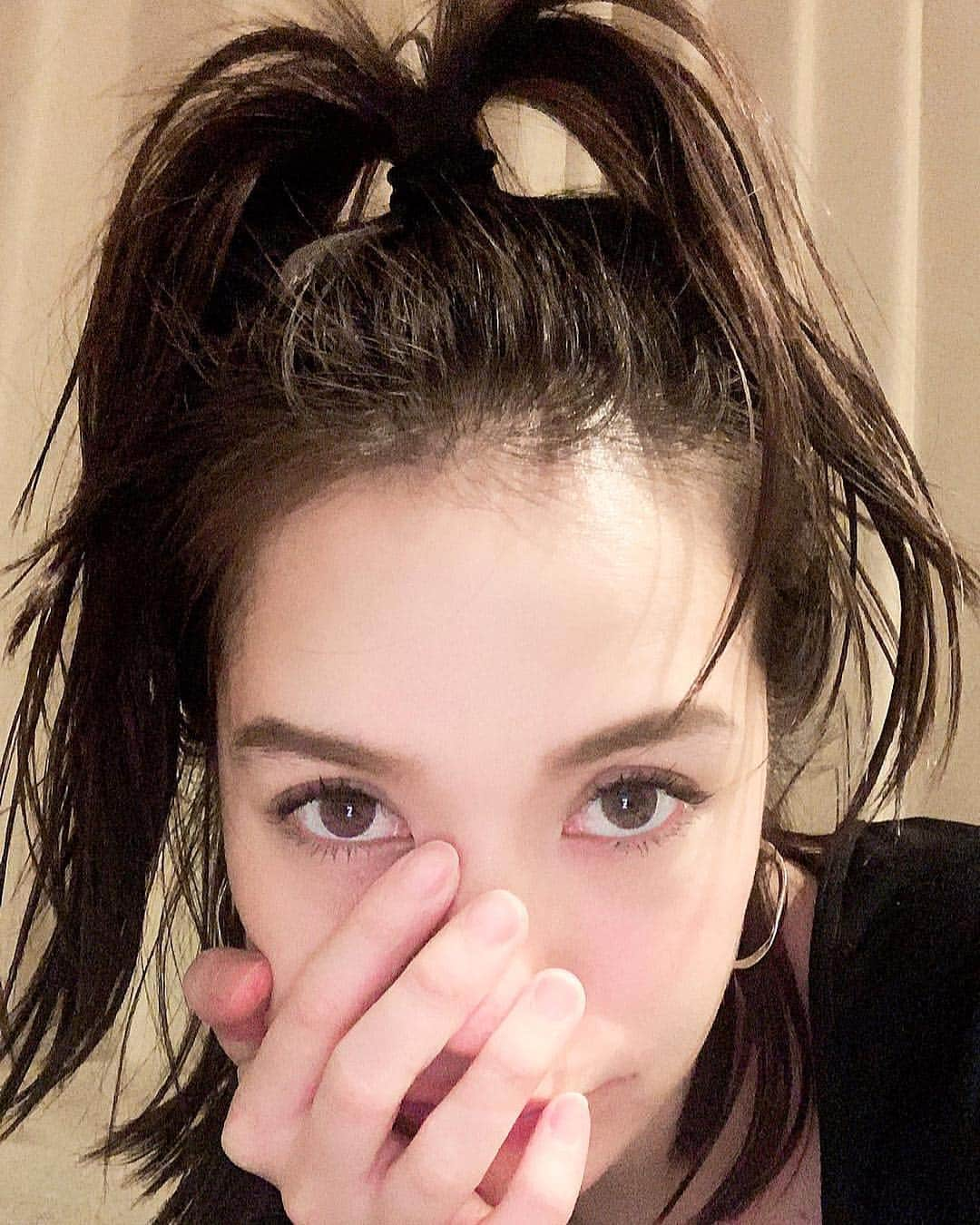 大森美知さんのインスタグラム写真 - (大森美知Instagram)「ボサボサおうちヘアー🌪 リクエストが多かった髪の質問にお答えして✔️ ・スタイリング剤は以前紹介した TADAKANEの#馬油 🐴🍯です！！ 顔以外にも髪にも使ってるよ✨ ツヤ感 束感が作れるし スキンケアとしてシミソバカス防止にもなるので スタイリング剤 保湿 日焼け止め感覚で全身にバリバリ使ってるよ✨ ガサツな性格にぴったり😆💓 ________________________________ #おみち美容情報 #ヘアケア #スタイリング #熊本県産 #馬油 #赤ちゃんにも使える #無添加 #美容 #ネットで買えるよ」4月10日 21時21分 - michi_oomori_official