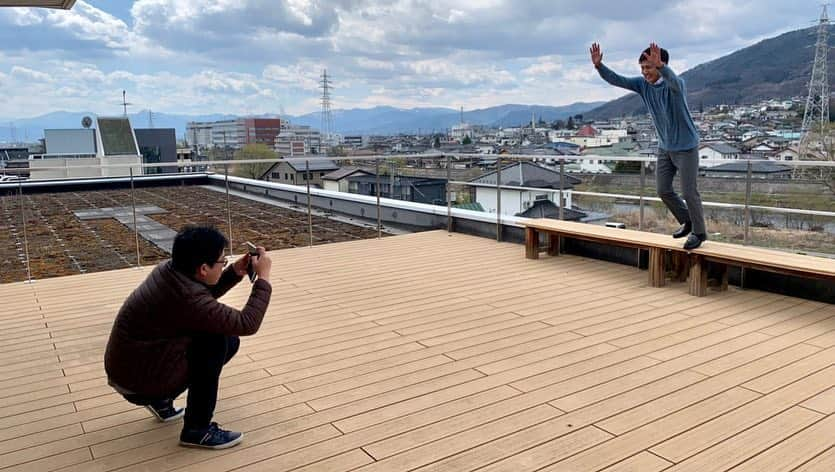 松山航大さんのインスタグラム写真 - (松山航大Instagram)「★ 「長野坂01」ご覧いただきありがとうございます！ 動画は引き続きYouTubeで公開中！ https://youtu.be/xfTQiv4Bi-M . 今回の動画は、ディレクターと自分の２人で制作。日向坂46「キュン」MV は１番だけでも90カット以上で構成されています。その全カットを分析し、シーンごとに分けてスマートフォンで撮影。完成に至りました！ . 機会があれば、第２弾があるかも…？ . 長野放送はテレビ画面からだけではなく、長野県を盛り上げていきますよー！ . #長野坂 #日向坂46 #キュン #踊ってみた #歌ってみた #長野放送 #アナウンサー #松山航大 #おひさま #日向坂46好きな人と繋がりたい」4月10日 21時24分 - kodai_matsuyama