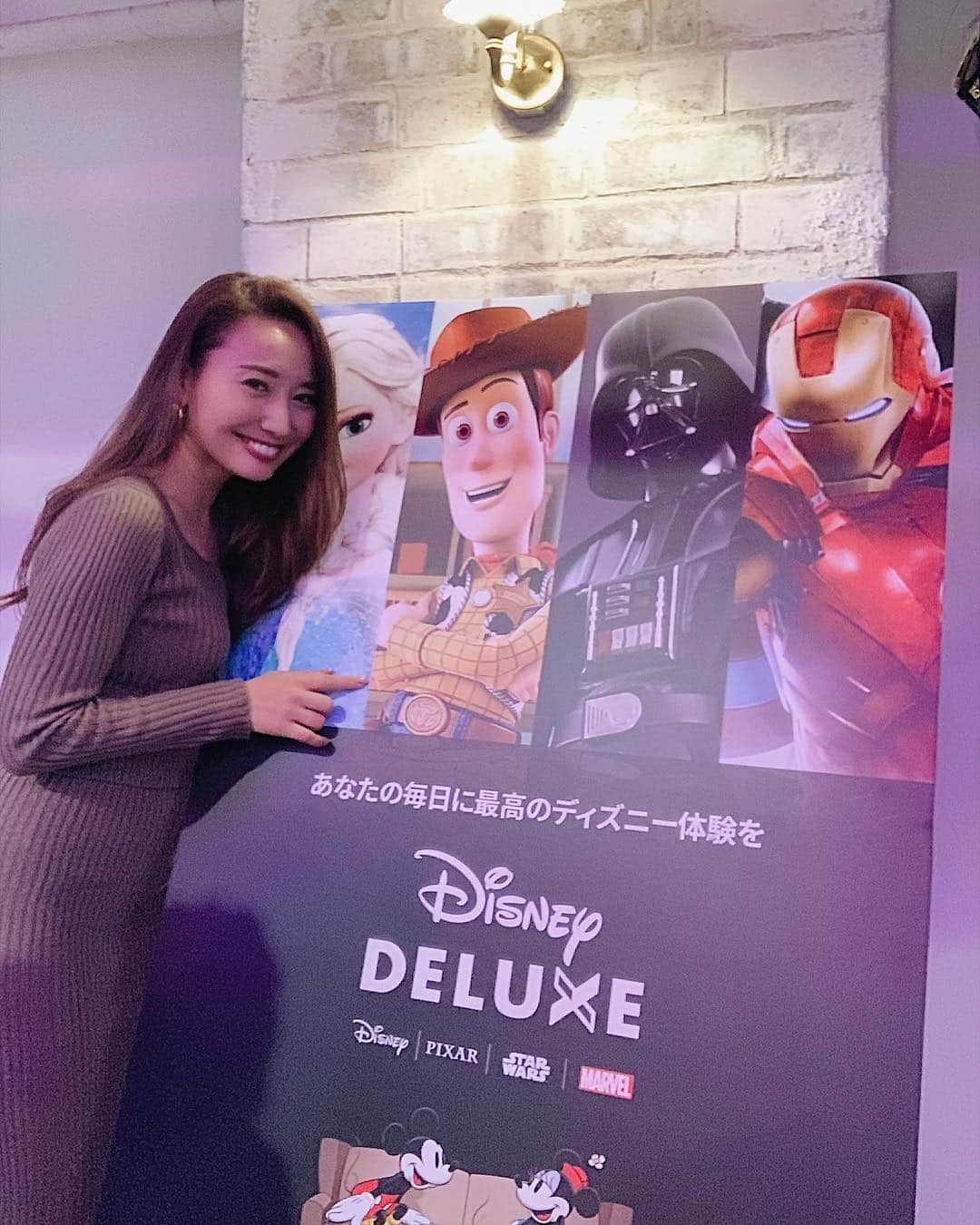 李 雨瀟さんのインスタグラム写真 - (李 雨瀟Instagram)「happy disney!!🐭🐭🐭 . 〜Disney deluxe Cebration Night!!〜 仕事終わりにイベントへ。 ディズニー映画が見放題というディズニーファンにはたまらないチャンネル💛 会場にあったディズニーのキャラクタークッキーが可愛いかったー♡さあやんの結婚式ではママの手作りアイシングクッキーを頂いたり、こういうアイシングクッキーって見てて可愛くて心くすぐります☺️ ディズニーは個人的にはマーベルの作品が好きです🙈❣️ みんなは何が好き？？ . 会場ではかわゆいしおりんにも会えた〜💛 さて今日はまだまだ仕事が🥺!!💻 お家帰って暖かくして頑張りまーすっ♨️ . . #DisneyDELUXECelebrationnight #marvel #Disneydeluxe #Disney #pixa #starwars #PR  #ディズニーデラックス #ディズニー #ピクサー #マーベル #スターウォーズ  #ディズニーイベント #イベント #スターウォーズ #ディズニーデラックスパーティー」4月10日 21時26分 - yuisho_ri