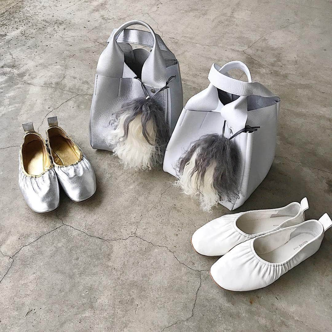 chieko6さんのインスタグラム写真 - (chieko6Instagram)「c† ☞ 4/13 21:00start ・ ♛ cube leather tote white &silver ・ お問い合わせ沢山いただいておりました モフモフトート。おまたせしました！ 程よい大きさが使いやすい:-) 春夏はもちろん、冬まで一年中活躍しています。 ・ ほか、 現在トップページの商品を販売します。 ・ #chiekoplus #accessory #totebag #whiteandsilver #céline」4月10日 21時27分 - chieko6