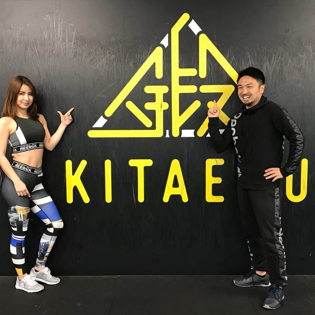 Emiさんのインスタグラム写真 - (EmiInstagram)「久々に @kitaerucftoranomon に行ってきたよー！ 今日は初めてコンディショニングをやってもらいました✨ プロのサッカー選手も多数通っているらしい 納得の手技✨ もうね、いま身体が軽くて軽くて 特に脚！腰！ その後トレーニングをしたらいつもより入りが良いし可動域が広がった😆 メンテナンスも必要なんだなって改めて思う✨  トレーニングだけじゃない @kitaerucftoranomon すごい😆 ４月いっぱいまで @kitaerucftoranomon のHPからクーポンコードで私のインスタのネーム→emi_yogaを入れていただくと体験が無料になります😊 #kitaeru #crossfit #kitaerucrossfittoranomon #workout #fitness #トレーニング女子 #尻トレ #美尻 #神田さんロゴ隠してまっせ」4月10日 21時29分 - emi_yoga