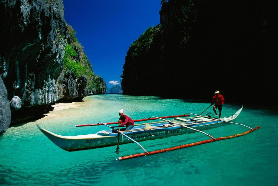 Michael Yamashitaさんのインスタグラム写真 - (Michael YamashitaInstagram)「It doesn't get any better than El Nido in Palawan for pristine, aquamarine water. The El Nido-Taytay Managed Resource Protected Area is the largest marine sanctuary in the entire Philippines, protecting everything from marine mammals, birds, turtles, fish and coral that lie within its boundaries.  20 days left to participate in the National Geographic X Temasek photo competition! From now till 30 April 2019, Shoot for Sustainability and tell your story of what a clean Earth means to you. Top 20 best entries will be featured at Ecosperity Week 2019 held at Marina Bay Sands Singapore and stand a chance to win the grand prize of 12-day National Geographic Journeys Trip in Borneo (worth up to US$10,000). Join in the effort towards achieving Our Clean Earth!  #Ecosperity #OurCleanEarth #NatGeoAsia @Temasekseen @NatGeoAsia  To participate: 1) Simply post your interpretation of what Our Clean Earth means to you with a caption of at least 30 words 2) Hashtag #Ecosperity #OurCleanEarth #NatGeoAsia  3) Follow and tag @Temasekseen @NatGeoAsia  4) Keep your account public  Competition is open to those aged 18 and above, who are citizens and also residents of countries in ASEAN and India. For details, see @Temasekseen’s bio link.」4月10日 21時30分 - yamashitaphoto