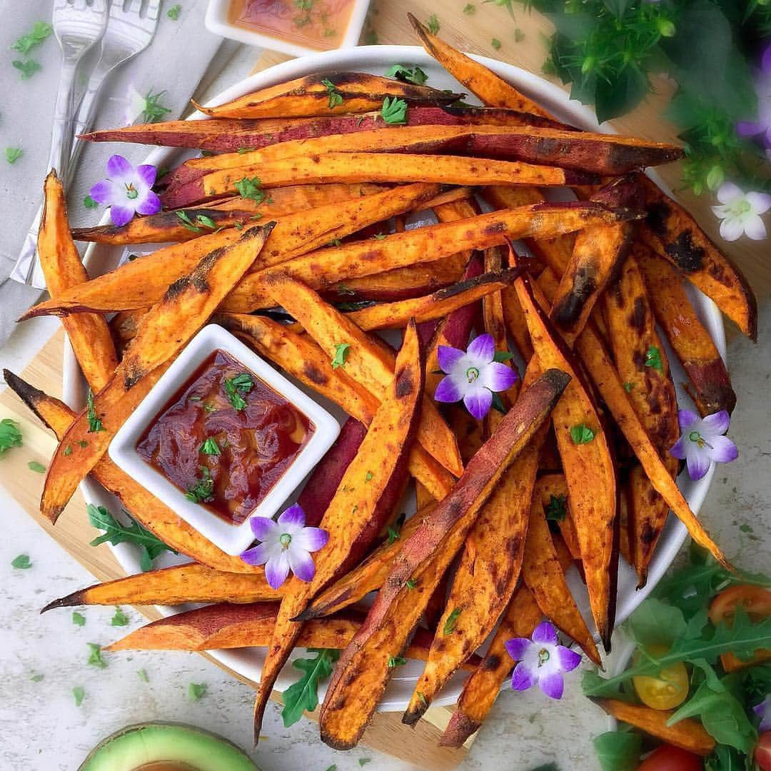 ケイラ・アイトサインズさんのインスタグラム写真 - (ケイラ・アイトサインズInstagram)「WHO LOVES SWEET POTATO CHIPS/FRIES ?? WELL did you know...sweet potatoes are a great source of fibre particularly when eaten with the skin on 😀. Perfect for me because I think peeling sweet potato is a MISSION in itself sometimes haha!  Sweet potatoes also provide nutrients such as potassium, iron and vitamin B-6 (BONUS). I have been getting a lot cramping in my legs at night during (pregnancy will do that to you). But by making sure i'm getting all the nutrients I need, it has seriously gotten 100% times better. www.kaylaitsines.com/app @fitfoodiekae」4月11日 8時29分 - kayla_itsines