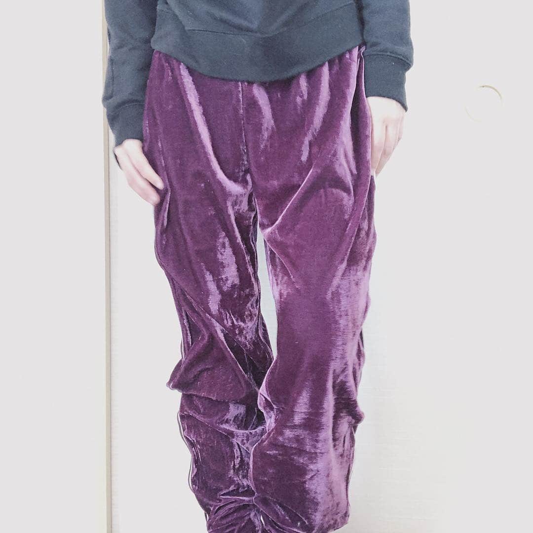 月野もあさんのインスタグラム写真 - (月野もあInstagram)「＊﻿ 💜﻿ ﻿ ﻿ こういう色のジャージっぽい﻿ パンツずっと欲しかったの💜﻿ ﻿ ﻿ FOREVER21のセールで﻿ 900円とかでゲットしました💪﻿ ﻿ ﻿ ベロア素材だから次の冬に愛用かな💭﻿ ﻿ ﻿ 💜﻿ #forever21 #ベロアパンツ #紫 #purple」4月11日 8時22分 - moa_tsukino