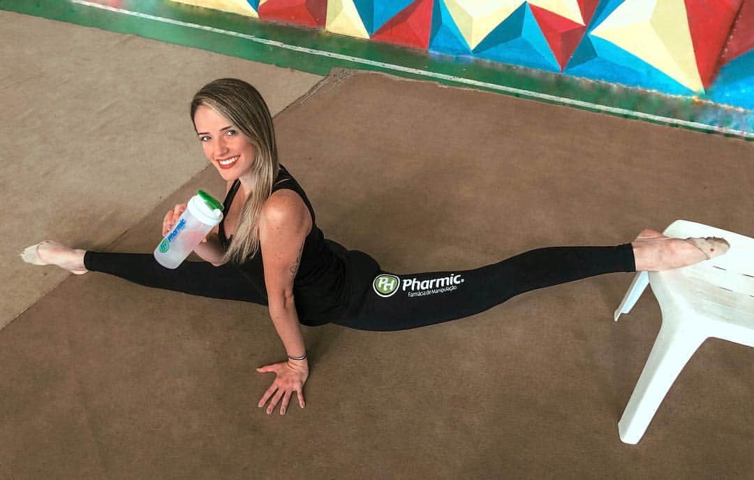 ナターリア・ガウジオのインスタグラム：「Todo atleta precisa de cuidados especiais e pra me auxiliar na dieta e nos meus treinos eu conto sempre com os manipulados da Farmácia de Manipulação @pharmicoficial... A melhor!! Sempre comigo!! 😍💪🏼✨🙏🏼💊🤸🏼‍♀️❣️ #pharmic #manipulados #pharmacy #rhythmicgymnastics #flexibility #focus #athlete #sports #healthy #partnership」
