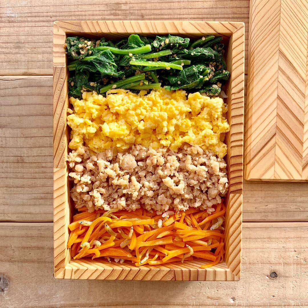 aya*** さんのインスタグラム写真 - (aya*** Instagram)「* 2019.4.11 Thursday * おはようございます☀️ * 今日のお弁当は4色そぼろ丼🍱 ○鶏そぼろ ○炒り卵 ○人参 ( @coconomi_141 )の雑魚炒め ○ほうれん草 ( @coconomi_141 )のオイスター胡麻和え * ココノミさんのほうれん草が甘くて美味しかった⤴︎ * * 今まで 朝からテレビをつけることがなかったけど あまりの静けさにテレビをつけるようになった😂 テレビでもなんでも人の声があるって心地がええね😊 * #ココノミ#無農薬野菜 #フーディーテーブル#食卓に春を迎えよう#マカロニメイト#おうちごはんlover#お弁当 #お昼ごはん #ランチ#昼食#常備菜#作り置き#おべんとう#弁当#日々#日々の暮らし#お弁当#暮らし#料理#おうちごはん #象印#お米大好き #お弁当コンテスト #igersjp#locari#bento#lunchbox#japanesefood#aya_ayaOben#locari」4月11日 6時59分 - aya_aya1128