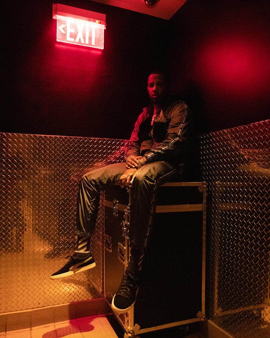 ファボラスのインスタグラム：「I heard the best hustlers walk in wit a exit strategy [shot by @worldwideday]」