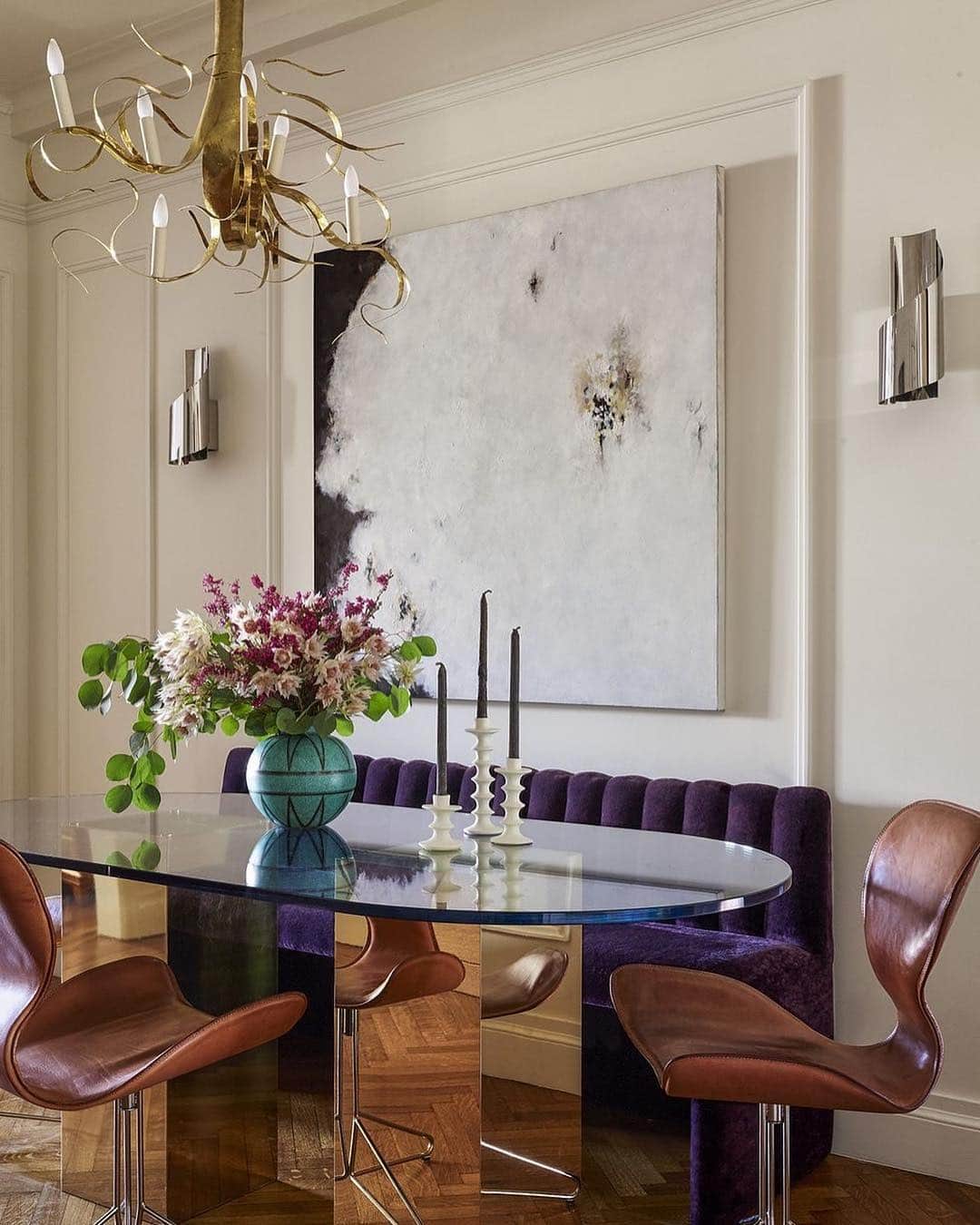 ELLE DECORさんのインスタグラム写真 - (ELLE DECORInstagram)「A rich purple banquette adds color to this Upper West Side apartment designed by @kimilletaylor. The custom dining table and swivel chairs by Koi, and a painting by Allen Anthony Hansen. The banquette is upholstered in a Maharam mohair. Photography by @joshuamchughphotography, from the ED archives.」4月11日 7時10分 - elledecor