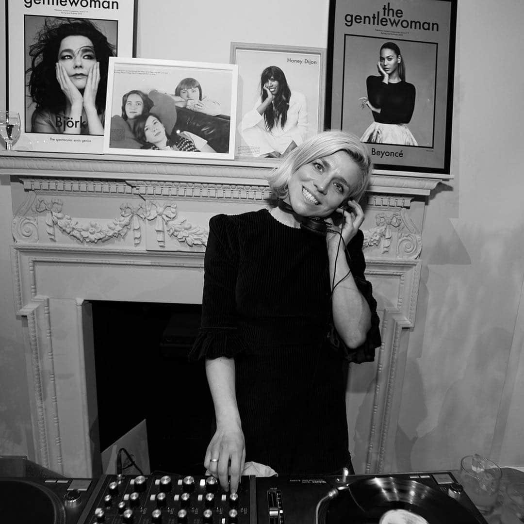 MATCHESFASHION.COMさんのインスタグラム写真 - (MATCHESFASHION.COMInstagram)「@the_gentlewoman club took over #5CarlosPlace with a BYOV (being your own vinyl) party 🎧 @hannahanra was on the decks, and top picks included @eurythmics and Martha and the Vandellas, as well as a live performance from the inimitable @katetempest. Swipe to see more and head to Stories for a bts look. Plus head to the link in bio to discover @the_gentlewoman editor @pennyjanemartin’s Curated By edit 👌」4月11日 7時05分 - matches