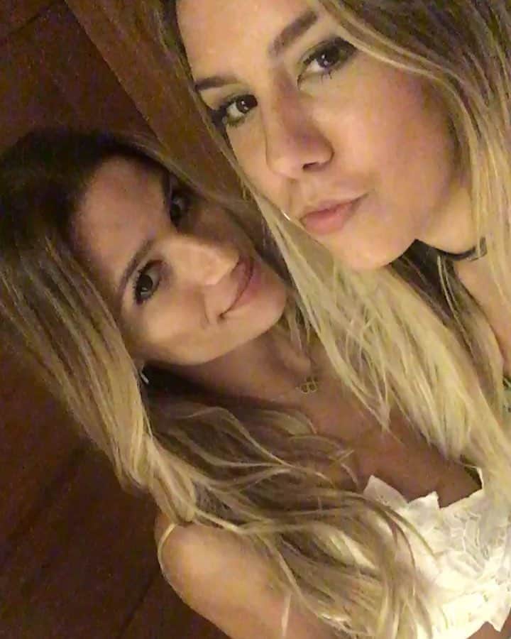 ジャジ・バルボサのインスタグラム：「Saudades da minha chata preferida @jasmureb 🥰😘❤️」