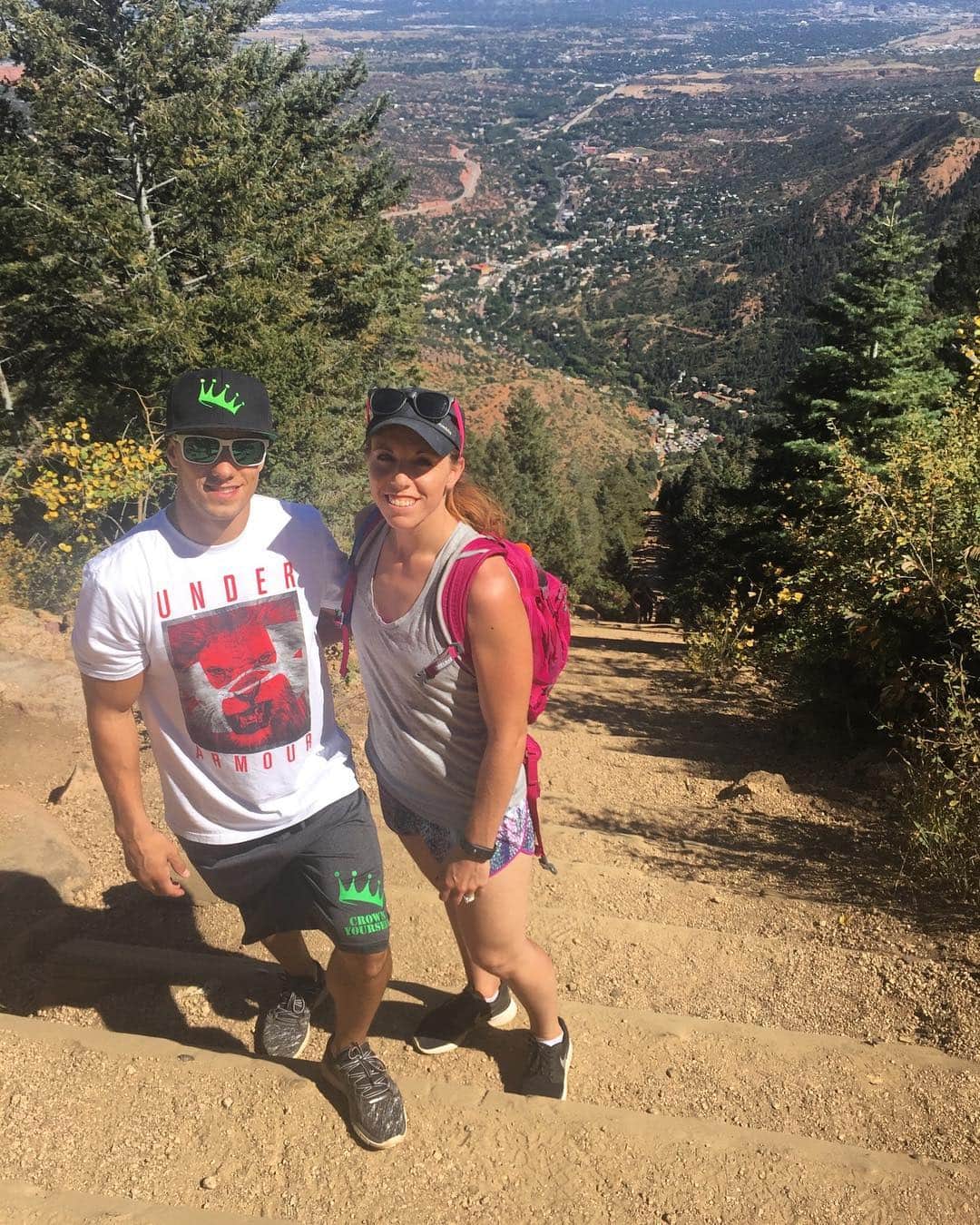 ジェイコブ・ダルトンのインスタグラム：「I have the best sister on the planet. One of my favorite trips to Colorado after having shoulder surgery. Actually spending time with family. #nationalsiblingday」