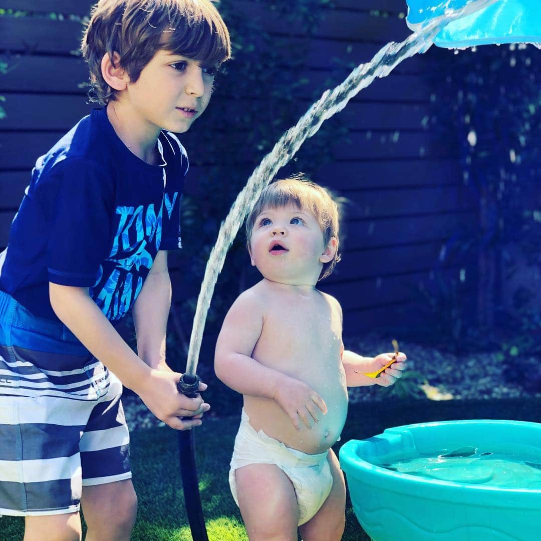 ジェイミー=リン・シグラーさんのインスタグラム写真 - (ジェイミー=リン・シグラーInstagram)「#nationalsiblingday 💙💙. This was right before he turned the hose directly onto his brother and I completely panicked.」4月11日 7時29分 - jamielynnsigler