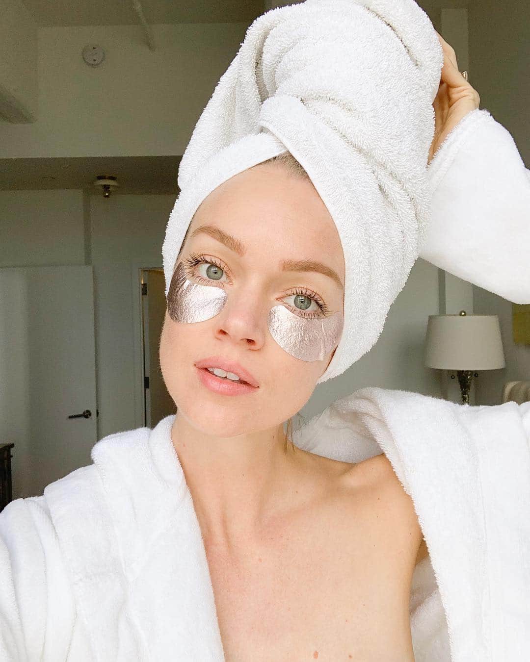 リンジー・エリンソンさんのインスタグラム写真 - (リンジー・エリンソンInstagram)「Anyone else in need of a midweek mask? 🙋🏼‍♀️🧖🏼‍♀️✨」4月11日 7時30分 - lindsellingson