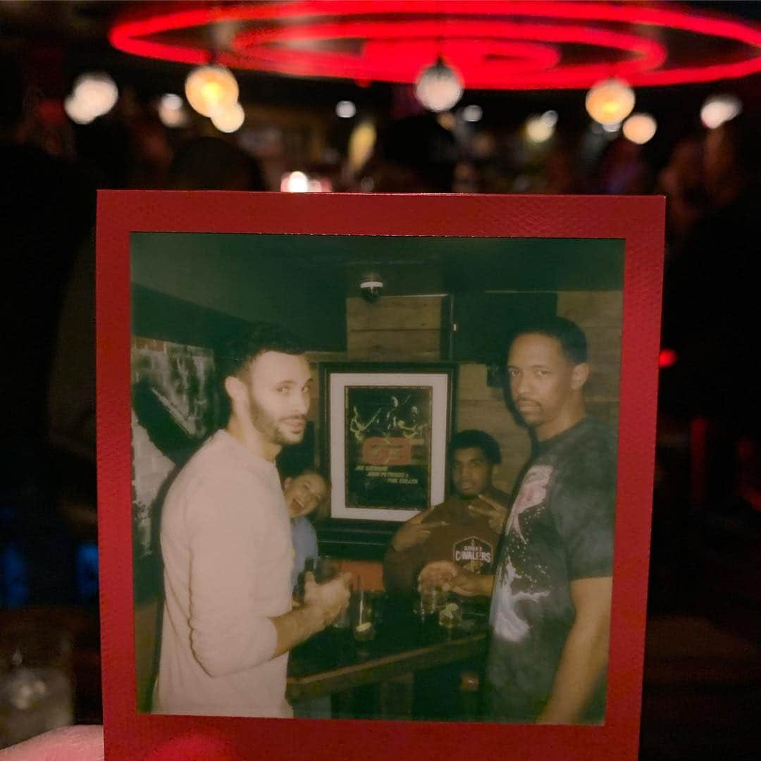 ラリー・ナンス・ジュニアさんのインスタグラム写真 - (ラリー・ナンス・ジュニアInstagram)「Was so kind of @kevinlove to force us into this Polaroid picture.. now if only we could’ve made the TVs black and white we could’ve made @channingfrye feel like he was still just a rookie.. get it? You’re old..」4月11日 7時31分 - larrydn7