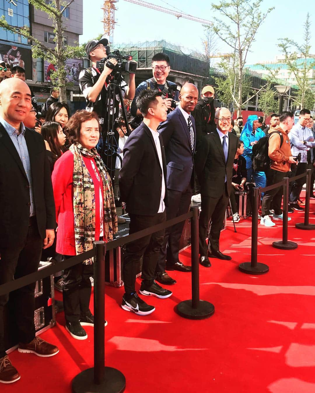 レイ・アレンさんのインスタグラム写真 - (レイ・アレンInstagram)「Today I had the privilege of being apart of the opening of the very first @nba store in #Beijing and I also had the opportunity to teach a few young people a few pointers about shooting! @jumpman #psg #nbastorebeijing」4月11日 7時37分 - trayfour