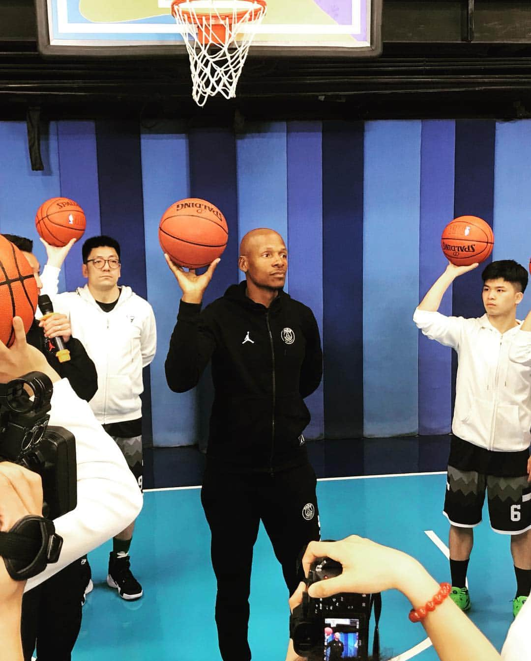 レイ・アレンさんのインスタグラム写真 - (レイ・アレンInstagram)「Today I had the privilege of being apart of the opening of the very first @nba store in #Beijing and I also had the opportunity to teach a few young people a few pointers about shooting! @jumpman #psg #nbastorebeijing」4月11日 7時37分 - trayfour