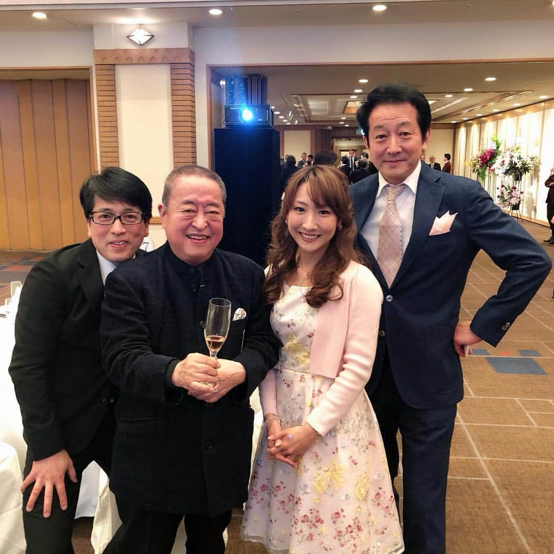 辰巳真理恵さんのインスタグラム写真 - (辰巳真理恵Instagram)「先月末の写真シリーズ🍾  日本ソムリエ協会50周年感謝祭＠帝国ホテルに、名誉ソムリエの父と伺わせていただきました🍷✨ 世界的グラフィックデザイナーのお二人と🎨✨ 真ん中の方が、 名誉ソムリエでもあり、 無印やTOPS、劇団四季のポスターデザインなどを手がけられた、麹谷宏先生、 （ワインだけでなく音楽にも造詣が深く、 麹谷先生プロデュースのオペラ「ラ・ボエーム」ではムゼッタ役を歌わせていただきました💄） 左の方が、父のワイン番組、 BSテレ東「辰巳琢郎の葡萄酒浪漫」（毎週日曜日23:24〜）のロゴや、 父が会長を務める「日本のワインを愛する会」のデザインも手がけてくださったり、いつもお世話になっている鬼丸トシヒロさま✨  @jpwine_lovers  @i_onimaru  @imperialhotel_jp_official  @tocca_japan  #麹谷宏 先生 #hiroshikojitani  #鬼丸トシヒロ 様 #toshihiroonimaru  #世界的グラフィックデザイナー #グラフィックデザイナー #graphicdesigner #辰巳琢郎の葡萄酒浪漫 #bsテレ東 @miumiu  #日本ソムリエ協会  #日本ソムリエ協会50周年感謝祭  #辰巳琢郎 #tatsumitakuro #辰巳真理恵 #tatsumimarie #帝国ホテル #sommelier  #日本のワインを愛する会  #tocca #winelovers🍷  #日本ワイン #japanesewine」4月11日 7時33分 - tatsumimarie