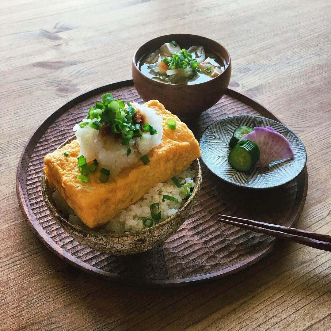 ururun_u.uさんのインスタグラム写真 - (ururun_u.uInstagram)「・ 2019・4・11  木 おはようさんです☺︎ ・ なんやかんやでバタバタしてる今週… ・ 乗っけて食べて行ってきます💨 #卵は滋養 ・ ・ 🍚🍚🍚 ◉だし巻き玉子乗っけごはん ◉味噌汁(玉ねぎ、白菜、人参、大根、豆腐) ◉きゅうりと紫大根の浅漬け ・ ・ 出汁巻きはいつも 卵 2個、白だし 小1、味醂 少々、片栗粉 小1/3、水 大2 で作るんだけど ・ ON THE UMAMI(@on_the_umami )さんの白だしは 鰹、宗田、にぼし、こんぶ、鯖、しいたけの合わせだし 旨みいっぱいのやつ✨ 複雑かつ深みのある味で、いつものだし巻き玉子がより美味しくなったよ💕 ・ ・ で、3枚目はセバス氏弁当🍱 いつもの感じで🙄 ・ ・ 🍱🍱🍱 ◉ロングウインナーが乗ってるよ！ごはん ◉竹輪の磯辺揚げ ◉だし巻き玉子 ◉菜の花辛子和え ◉かぼちゃの炊いたん ◉人参ラペ ・ ・ ・ #ontheumami ・ #朝ごはん#おうちごはん#まきくごはん#玉子焼き#私の美味しい時間#うつわ#佐藤久志#池田大介#高塚和則#フーディーテーブル#おうちごはんラバー#キナリノ#ロカリクッキング#エルグルメ#マカロニメイトアンバサダー#マカロニメイト#kurashiru#lin_stagrammer#igersjp#delistagrammer」4月11日 7時34分 - ururun_u.u