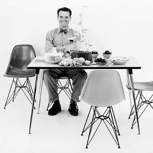 オリバーピープルズさんのインスタグラム写真 - (オリバーピープルズInstagram)「A look back at our favorite moments of Charles and Ray Eames, pioneers of modern architecture and furniture design. Many chair designs popular today are modeled after the Eames' original creations including the Eames Lounge Chair and the DCW, or Dining Chair Wood. #OPInspiration #CharlesEames #RayEames | Photo: @eamesoffice」4月11日 7時54分 - oliverpeoples