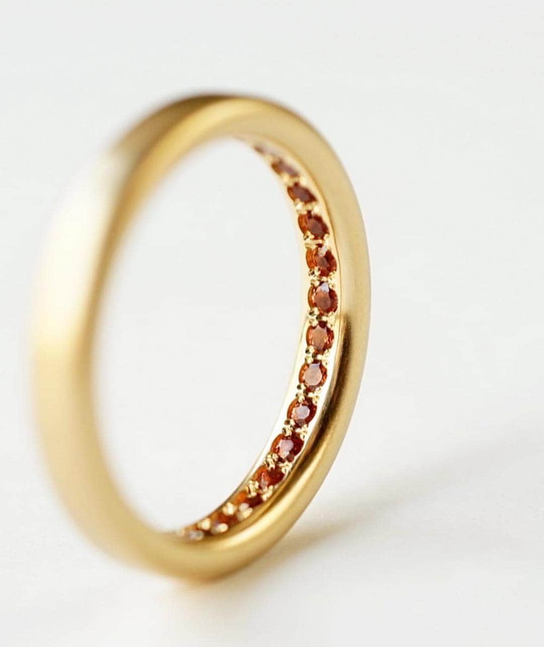 プレ花嫁の結婚式準備サイト marry【マリー】さんのインスタグラム写真 - (プレ花嫁の結婚式準備サイト marry【マリー】Instagram)「̣̣̥◌⑅⃝♡ 着けたらシンプルな ゴールドの#結婚指輪 ですが、 指輪の裏側には 真っ赤な宝石がぎっしり💎✨ 自分と彼だけの秘密のような 素敵な#マリッジリング です💖 * この指輪なら、 仕事でシンプルな指輪しか着けられない方でも 宝石を楽しむことができます✨💍 * 指輪の裏側には 刻印や一粒ダイヤを入れたりするのが人気ですが、 こんな風な逆エタニティリングも素敵ですね💓 *̣̣̥◌ photo by @fuligoshed #プレ花嫁#結婚式#結婚#結婚式準備#婚約中#婚約#プロポーズ#指輪#婚約指輪#エンゲージリング#プロポーズリング#サプライズプロポーズ#刻印#指輪刻印#指輪探し#エタニティリング#marry#marryxoxo」4月11日 8時02分 - marryxoxo_wd