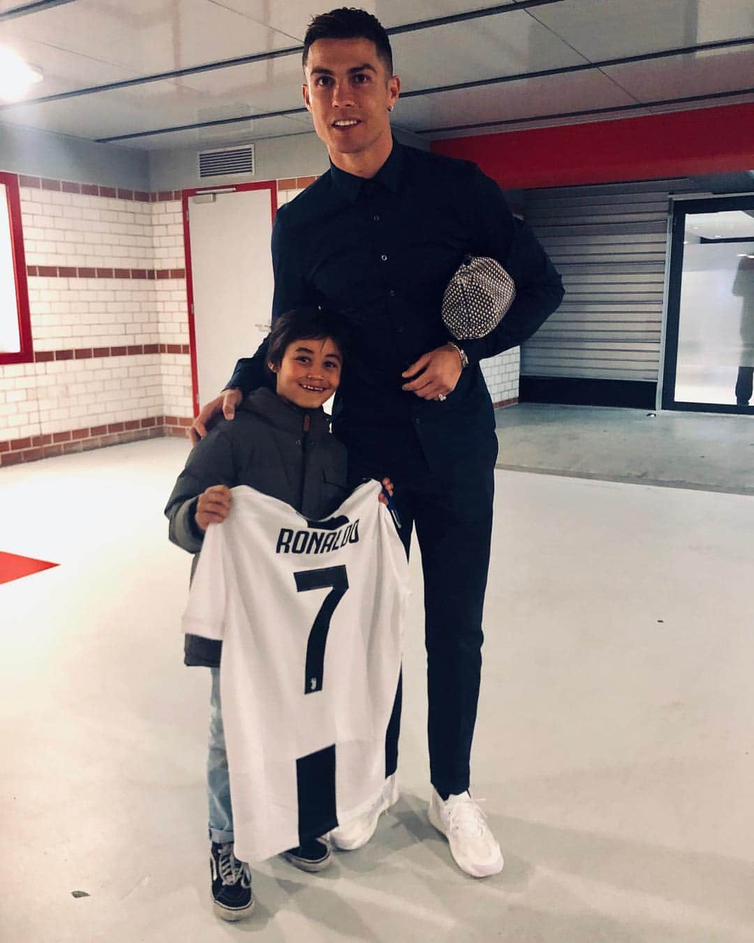サネリー・ジェームズのインスタグラム：「“Hi @cristiano i’m a big fan, but you can NOT score against @afcajax ok?” :) Amazing game..#ajajuv ♥️」